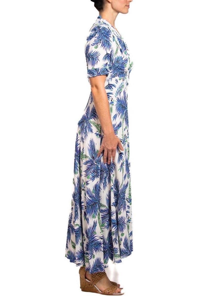 De las mujeres 1940S Vestido azul y blanco de rayón frío con estampado floral y cremallera frontal en venta
