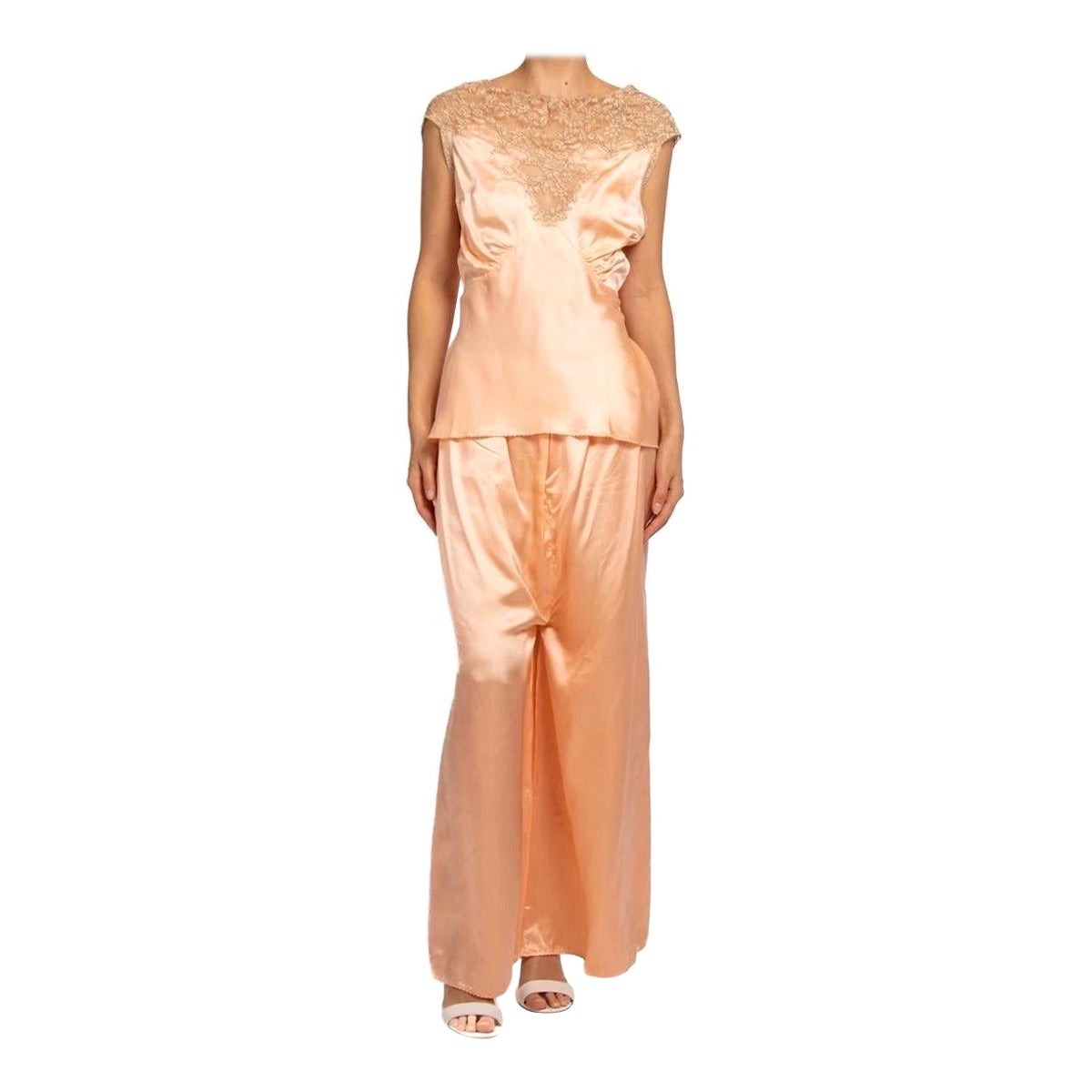 Pajamas de salon en satin de rayonne rose pâle des années 1940, coupée en biais et bordée de dentelle
