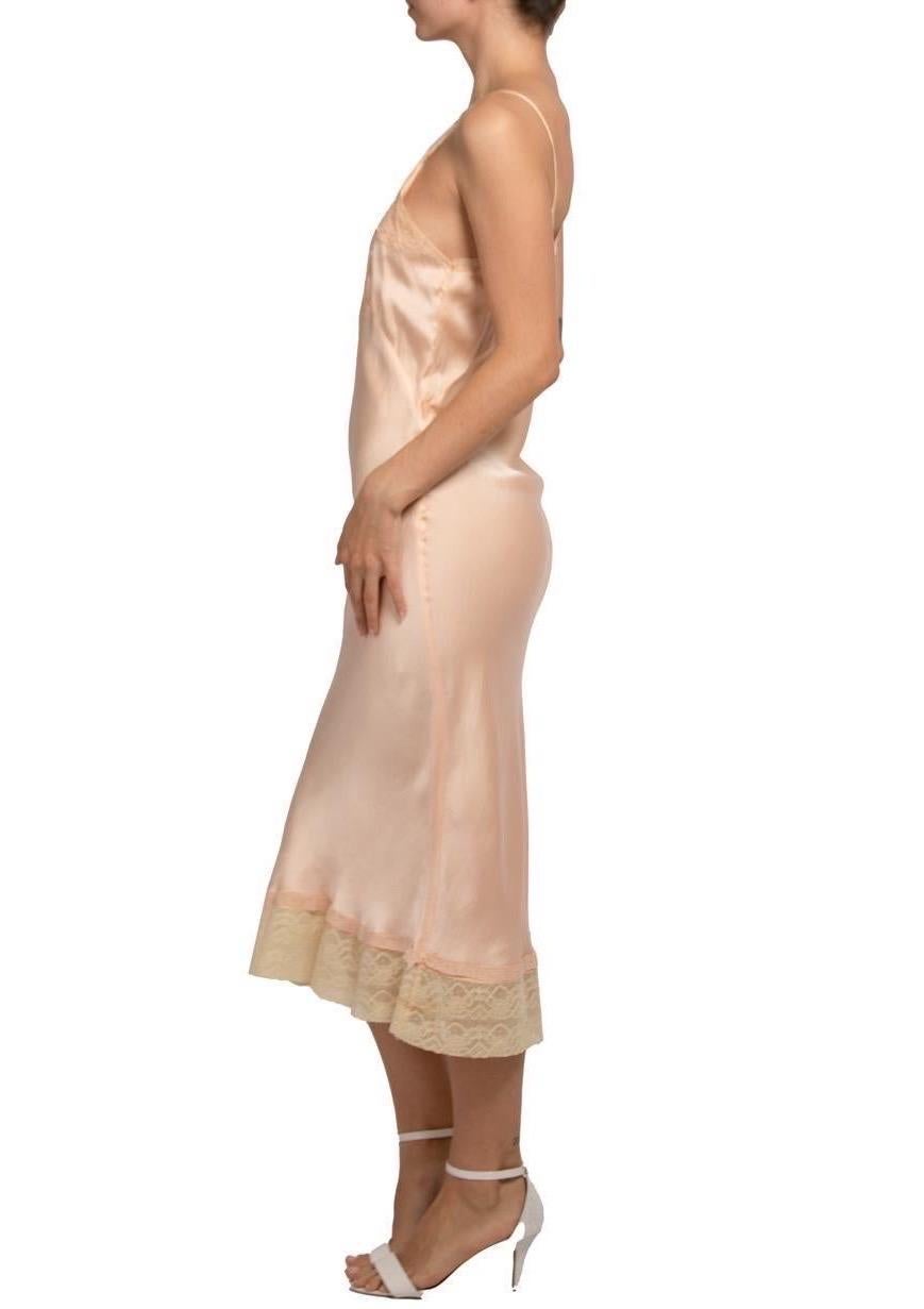 Slip rose pâle des années 1940, coupé en biais, en charmeuse de soie bordée de dentelle Pour femmes en vente