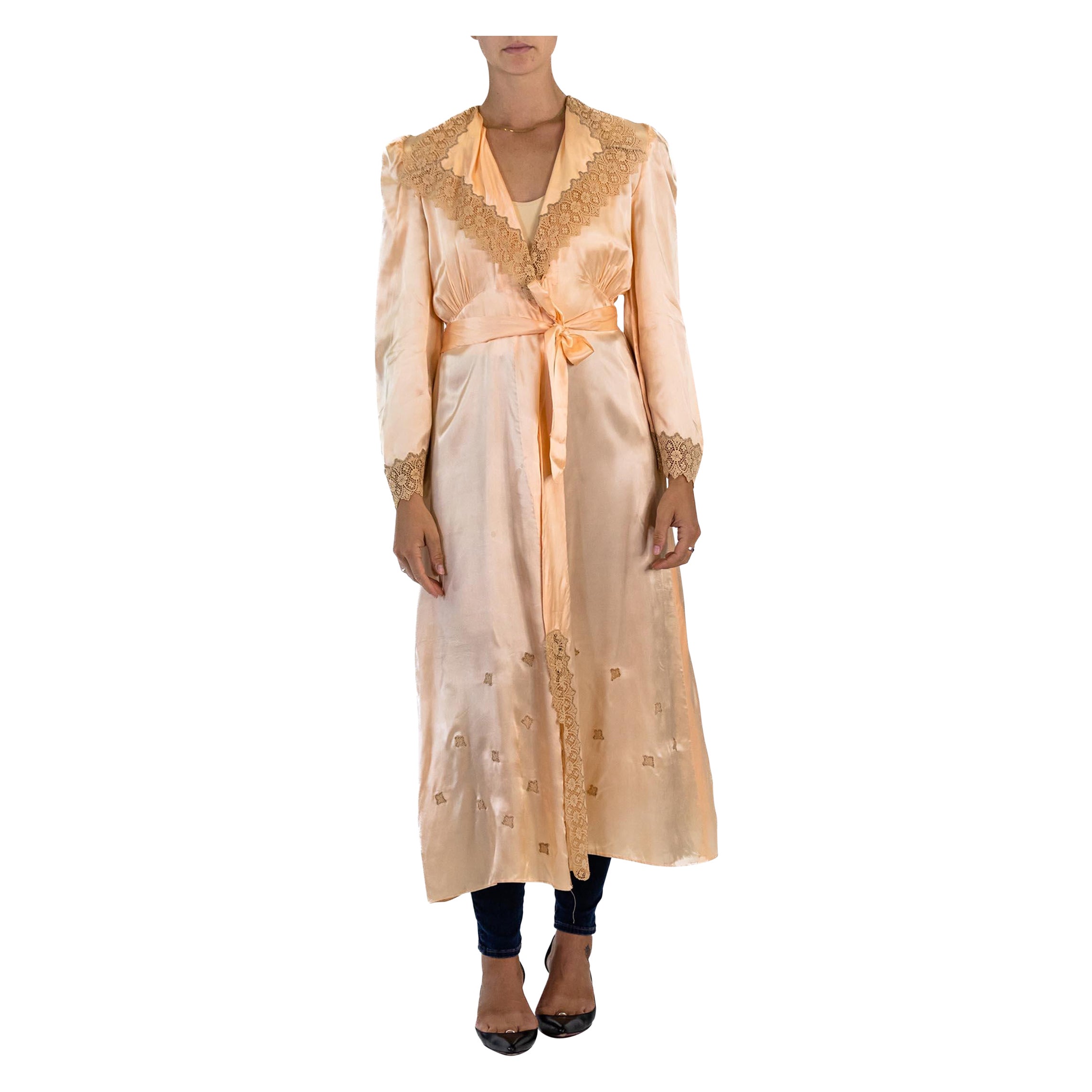 1940S Bata de satén de rayón rosa rubor con adornos de encaje