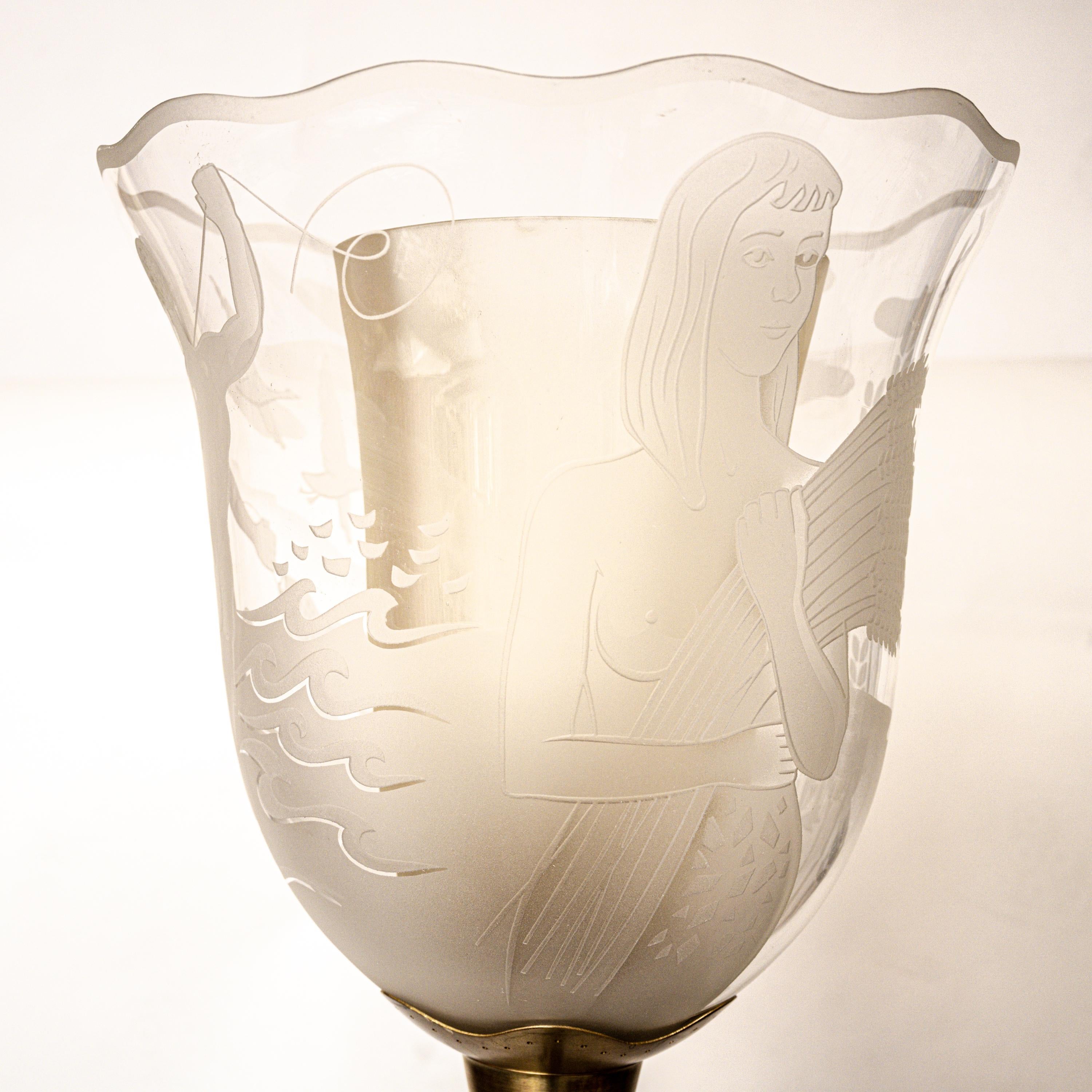 Lampe à abat-jour en verre du designer suédois Bo Notini (1910-1975). L'abat-jour en verre renversé et sablé présente des représentations d'un homme et d'une femme entourés d'animaux sauvages et de la faune. Signé 
