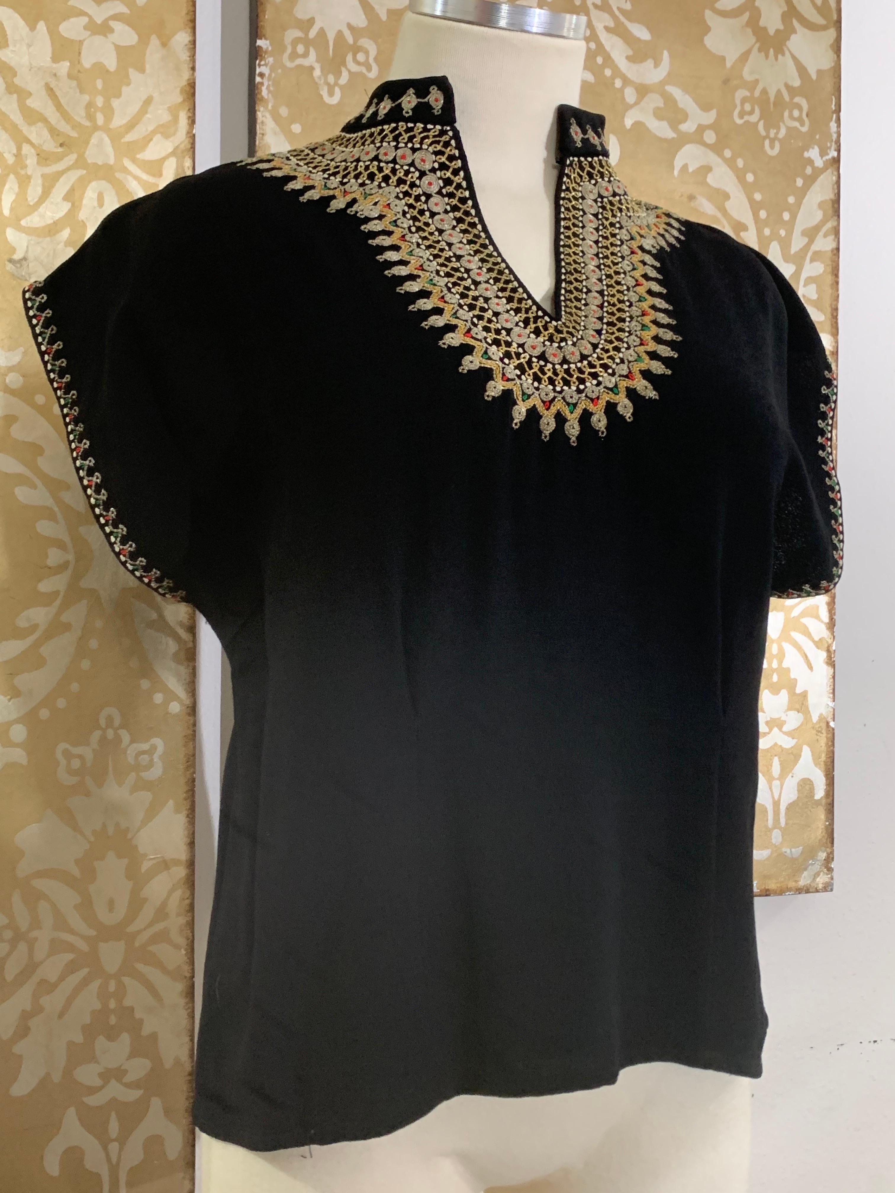 Camicetta con scollo a buco di serratura ricamata in stile bohémien anni '40 in crepe di rayon in vendita 6