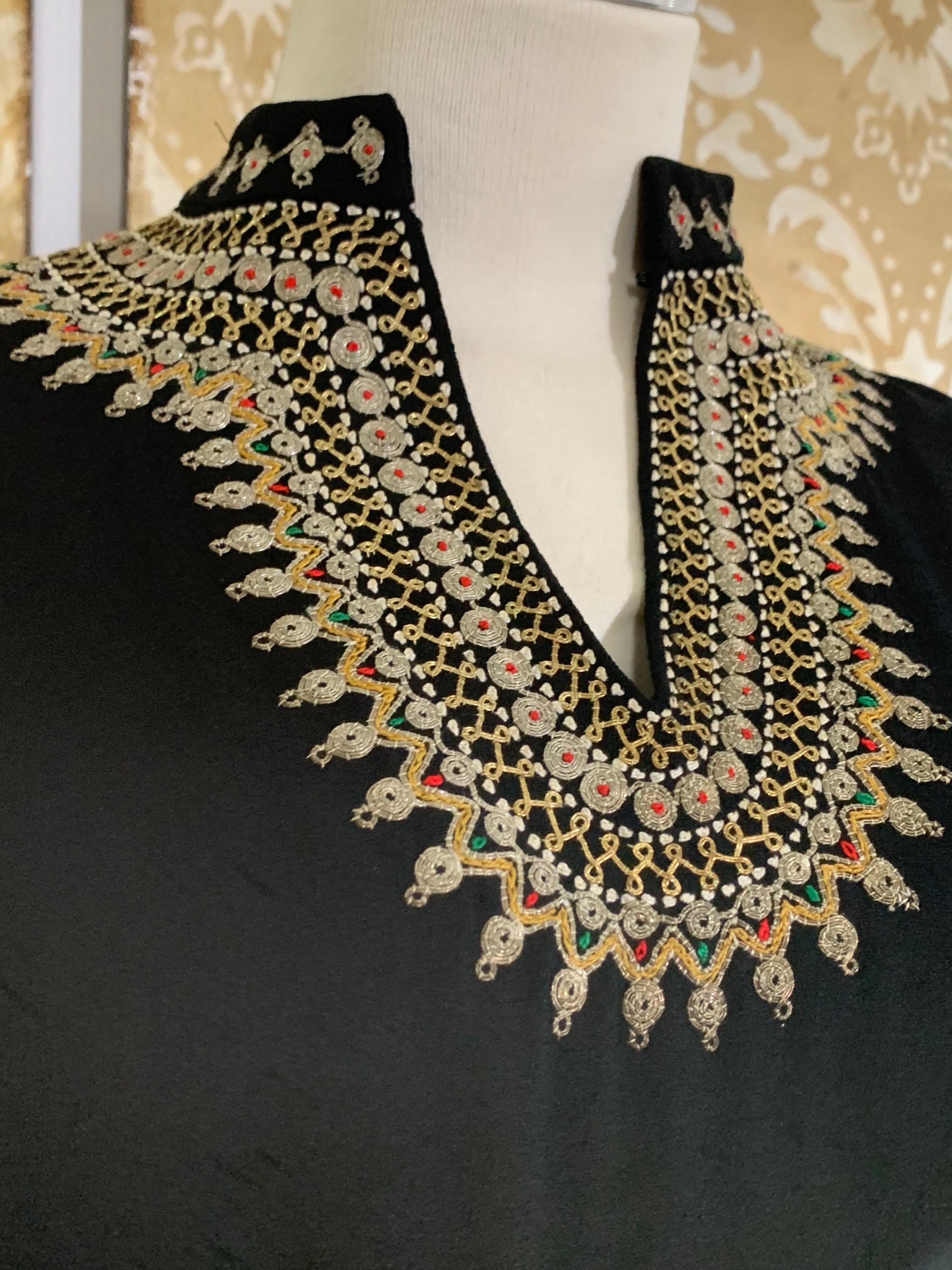 Camicetta con scollo a buco di serratura ricamata in stile bohémien anni '40 in crepe di rayon in vendita 7