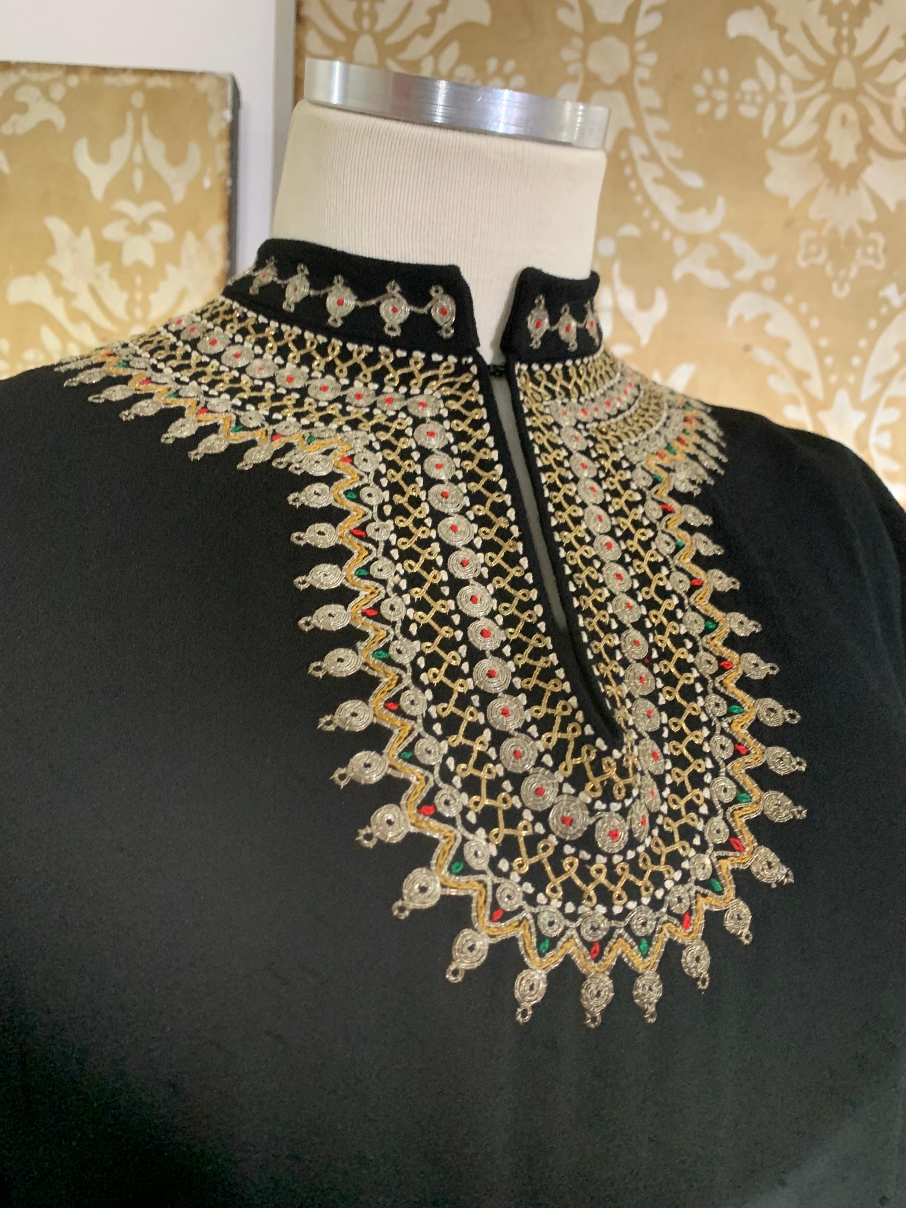 Camicetta con scollo a buco di serratura ricamata in stile bohémien anni '40 in crepe di rayon:  Base in crêpe nero con colletto a linguetta e squisiti ricami in filo metallico con tocchi di verde, rosso e oro. Chiusura con gancio e occhiello sulla