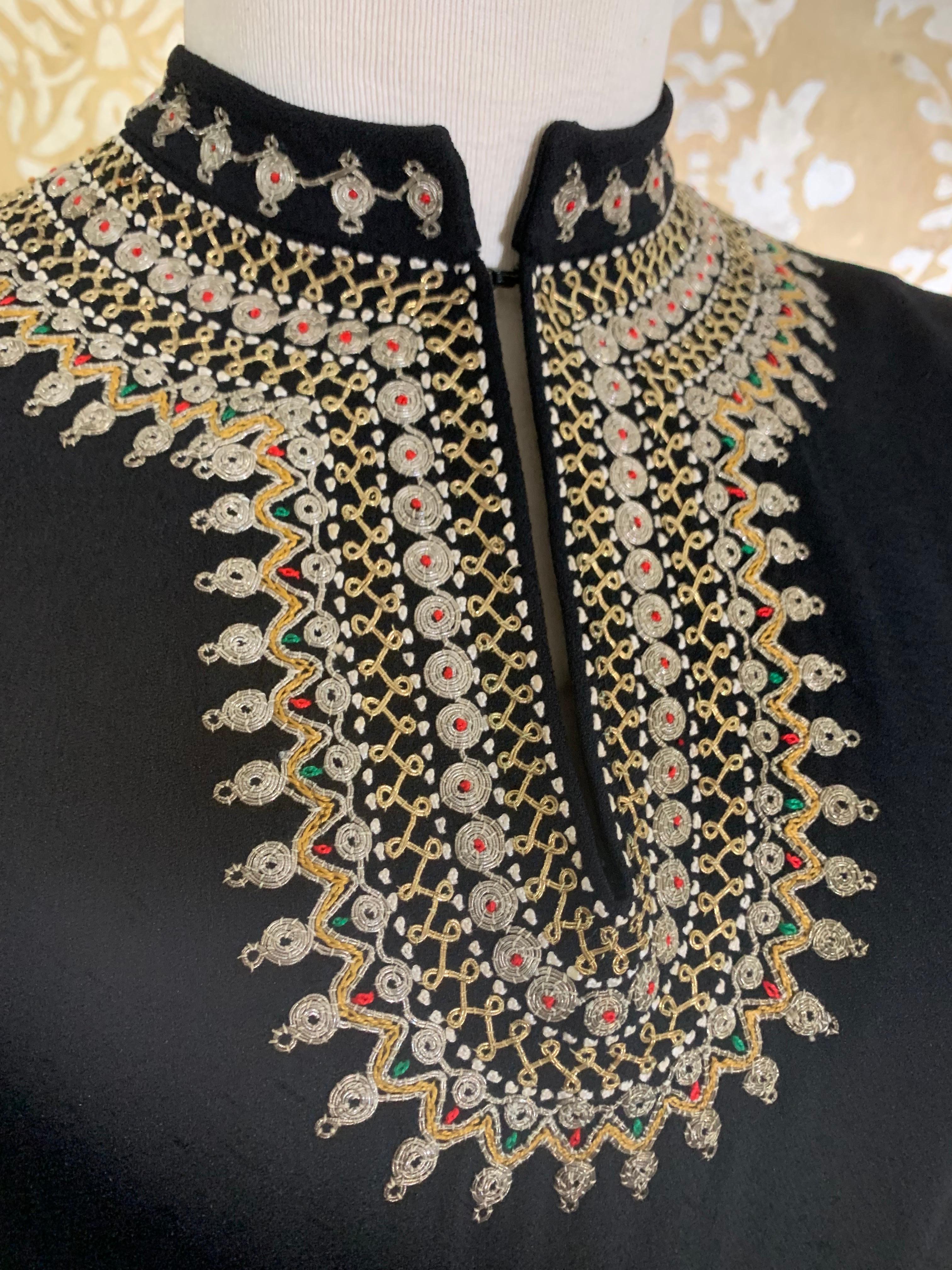 Nero Camicetta con scollo a buco di serratura ricamata in stile bohémien anni '40 in crepe di rayon in vendita