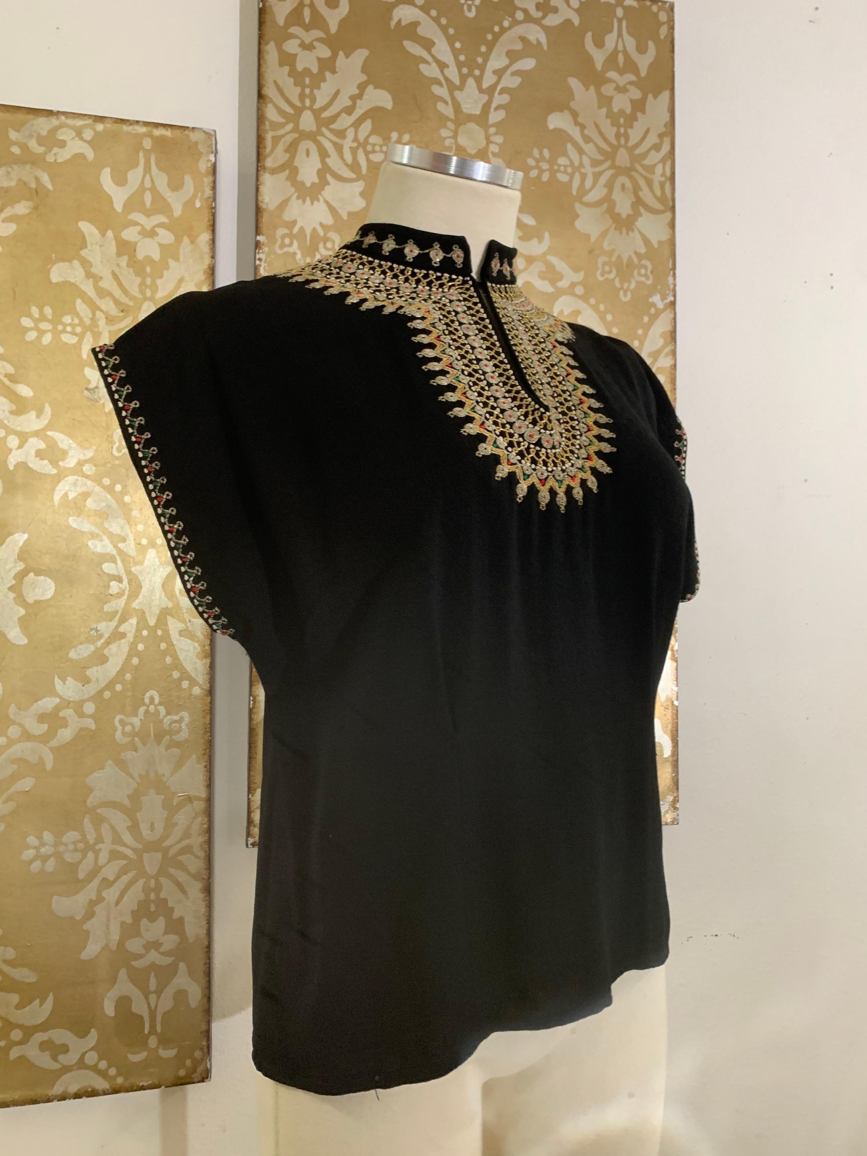 Camicetta con scollo a buco di serratura ricamata in stile bohémien anni '40 in crepe di rayon In condizioni ottime in vendita a Gresham, OR