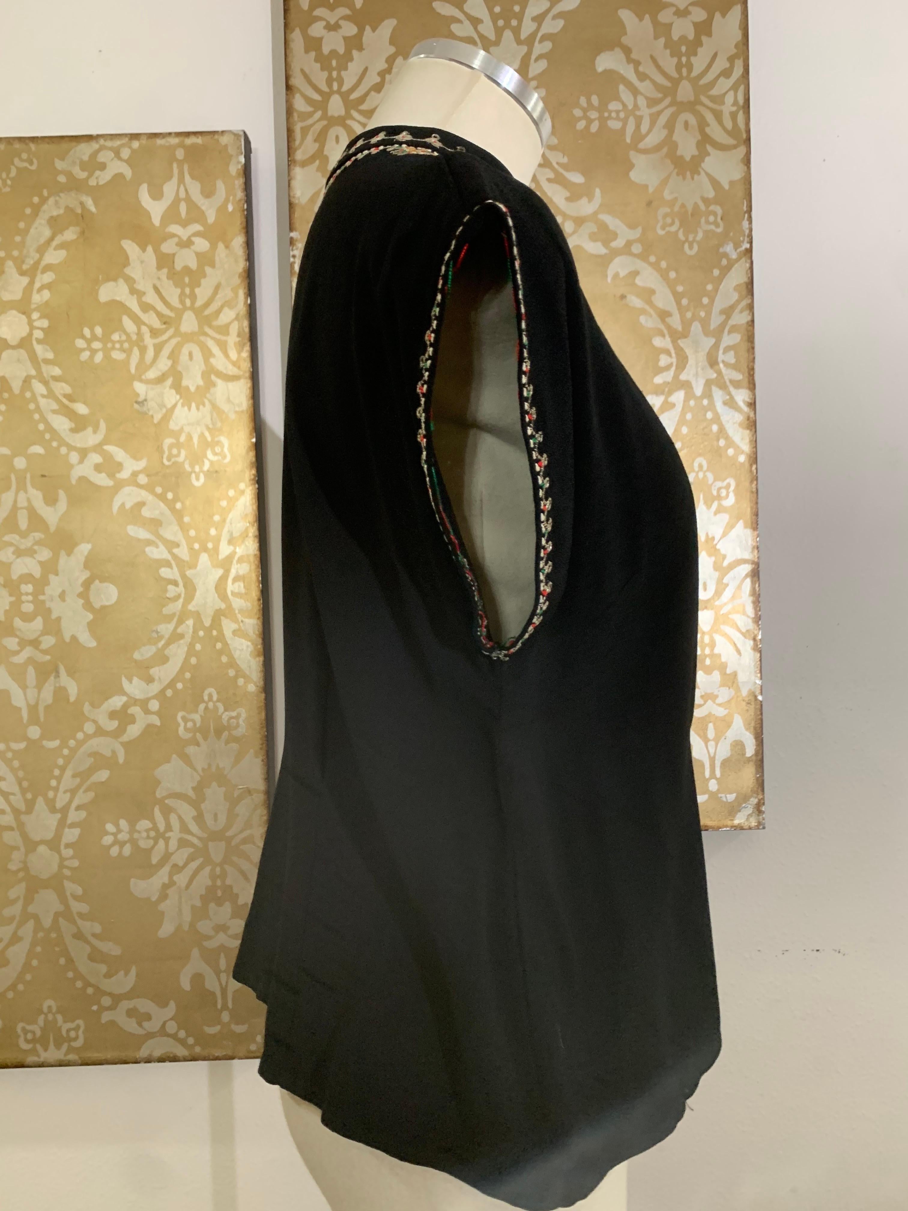 Donna Camicetta con scollo a buco di serratura ricamata in stile bohémien anni '40 in crepe di rayon in vendita