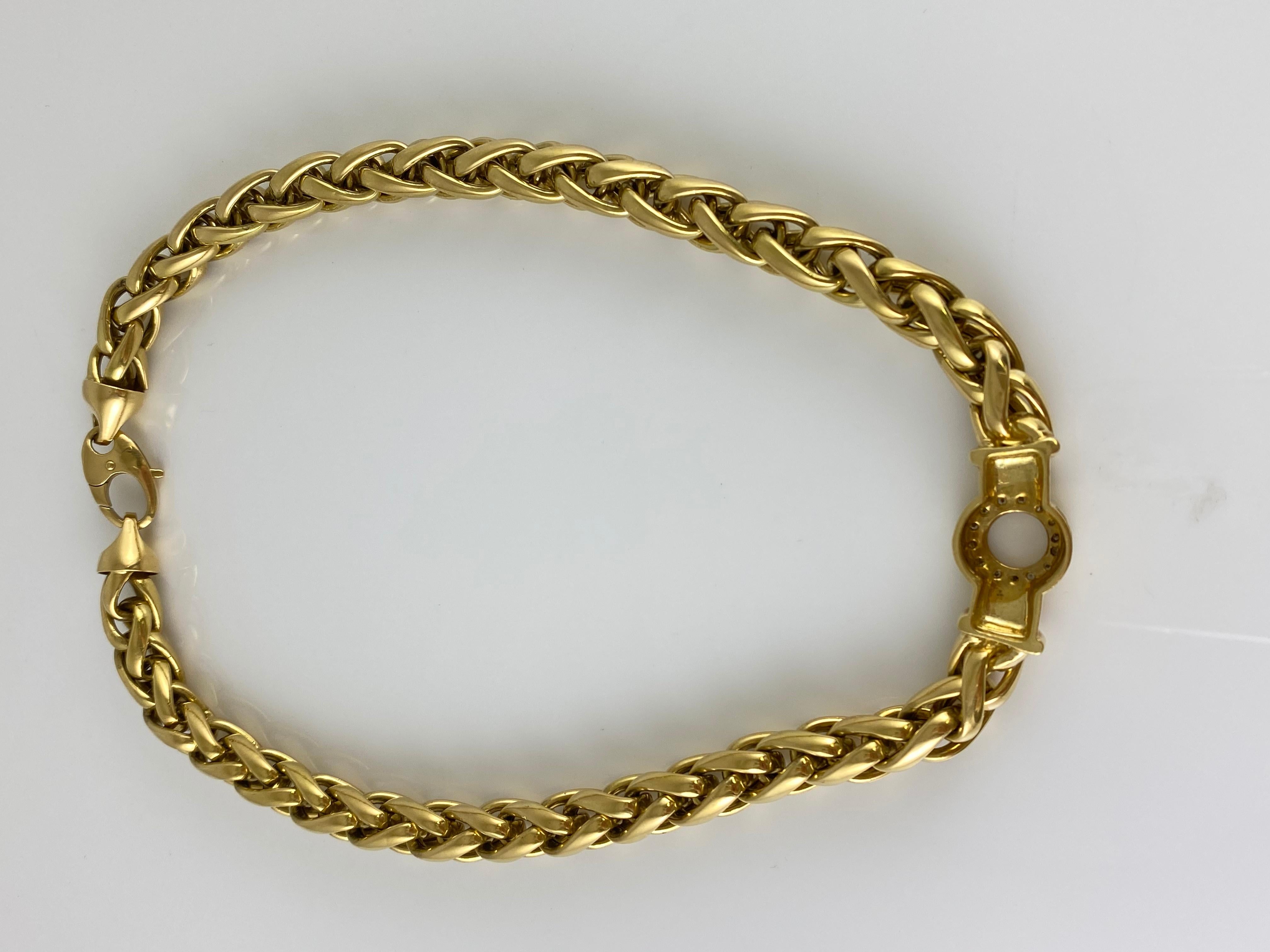 Die nwcklace ist fein in Handarbeit in 18k Gelbgold mit Diamanten mit einem Gesamtgewicht von etwa 0,56 Karat und das Gold mit einem Gesamtgewicht von etwa 59,1 DWT.
Länge: 17,5 Zoll
