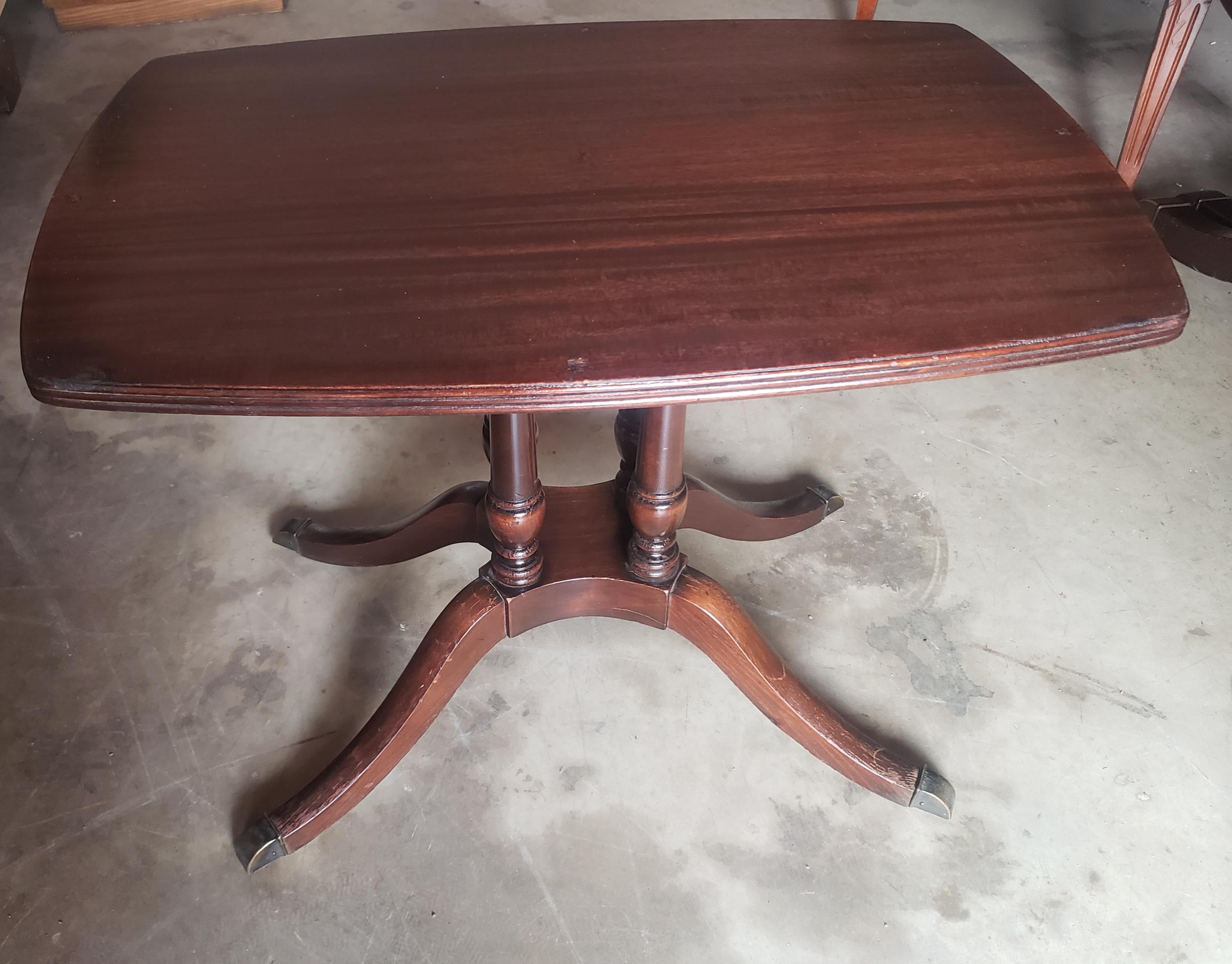 Laiton 1940s Brandt Furniture Mahogany Side Table with Glass Tray (Table d'appoint en acajou avec plateau en verre) en vente