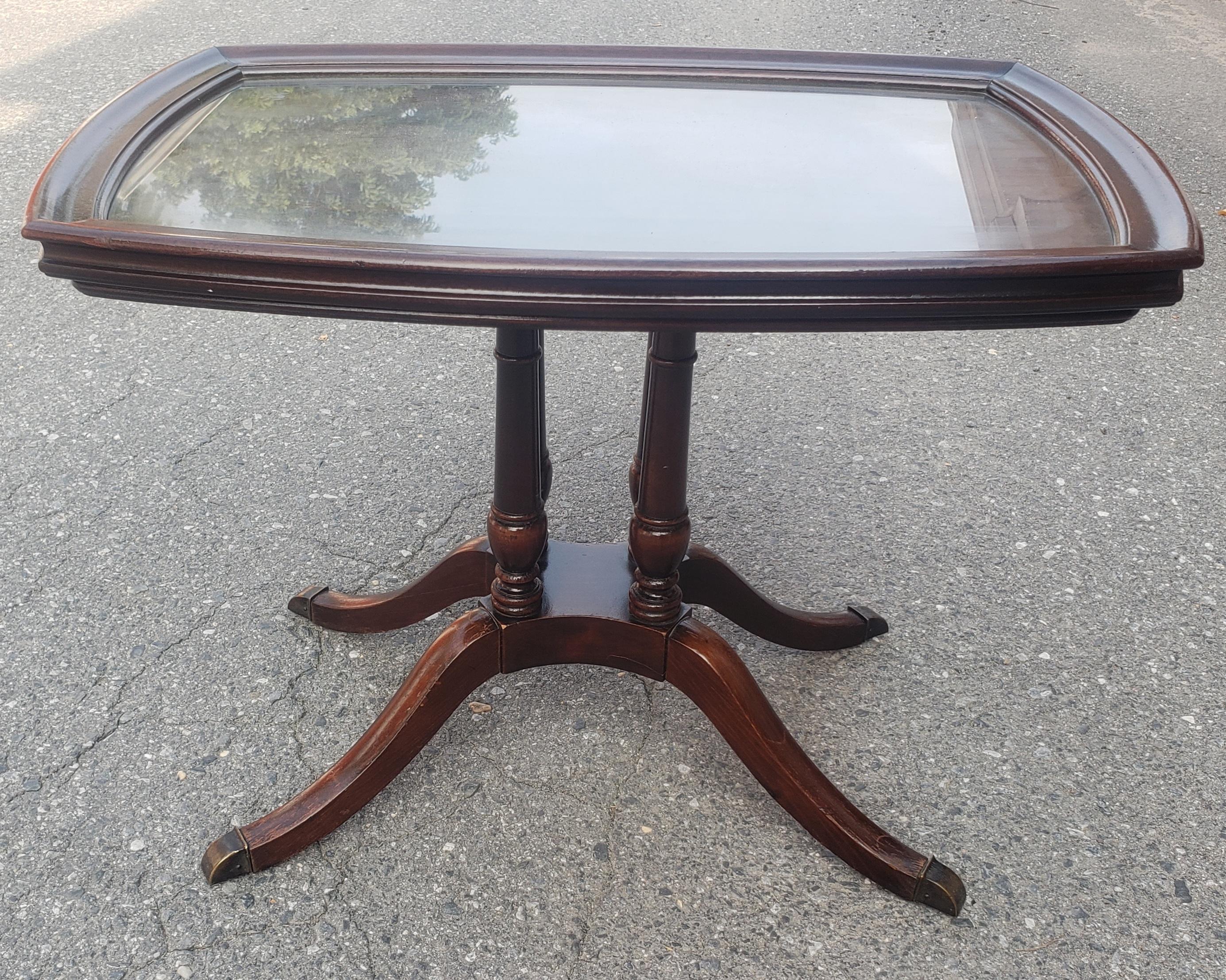 Tacheté 1940s Brandt Furniture Mahogany Side Table with Glass Tray (Table d'appoint en acajou avec plateau en verre) en vente
