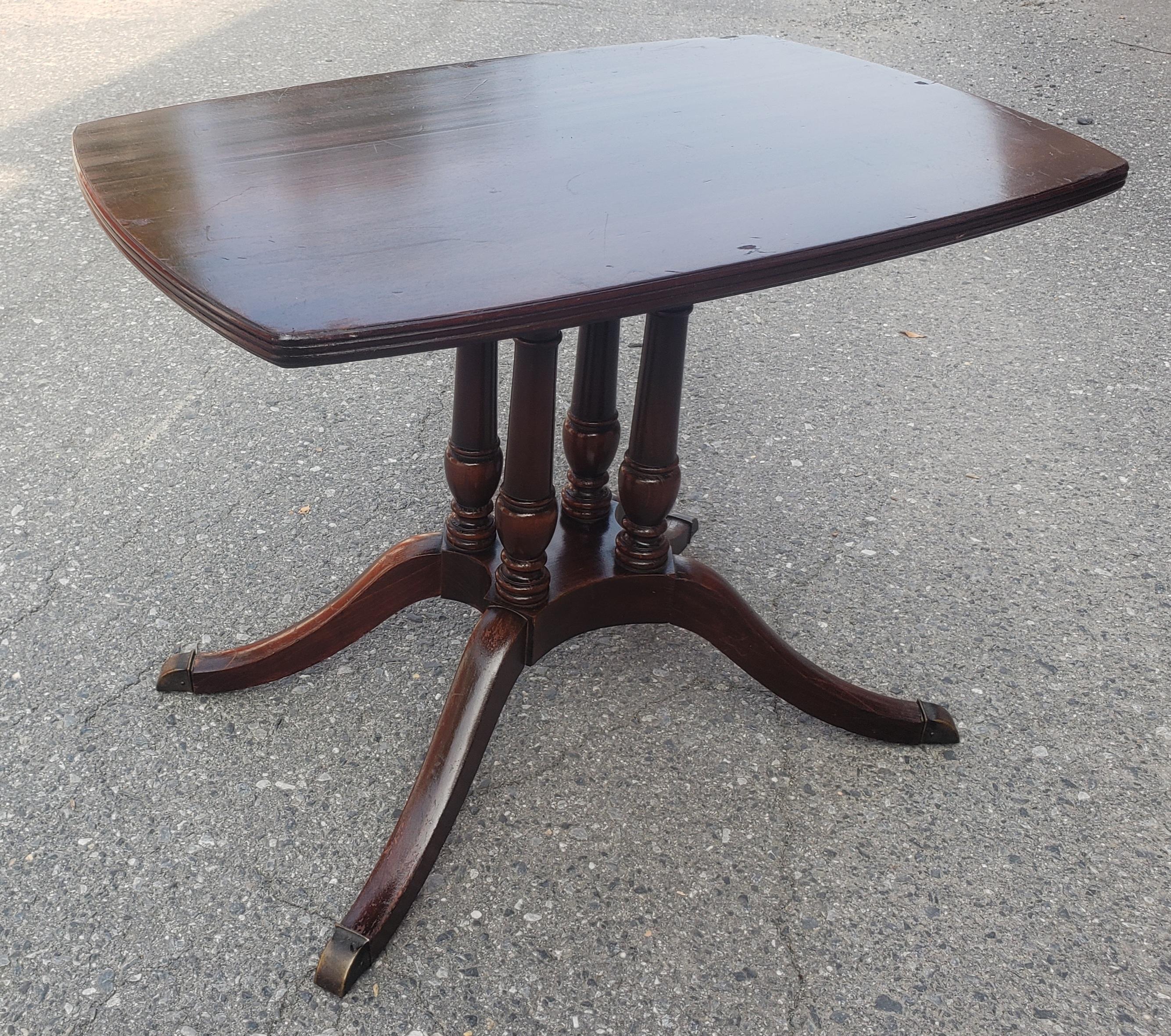 1940s Brandt Furniture Mahogany Side Table with Glass Tray (Table d'appoint en acajou avec plateau en verre) Bon état - En vente à Germantown, MD