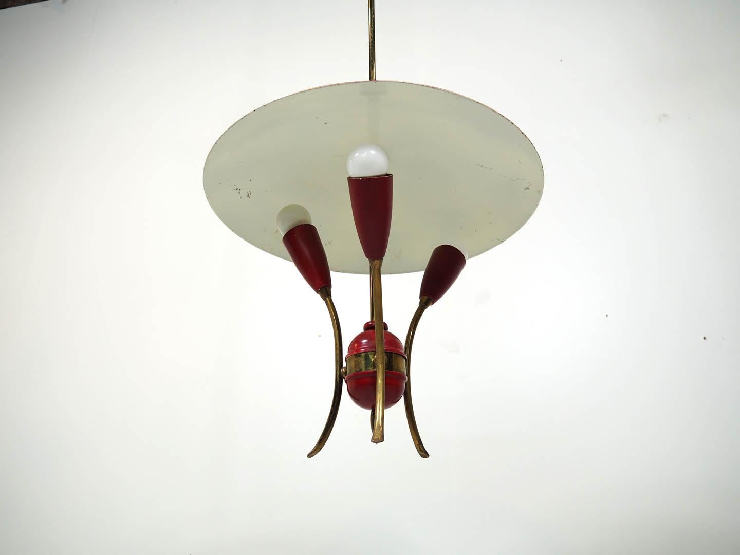 Lampe pendante française en laiton et aluminium des années 1940 État moyen - En vente à Beerse, VAN