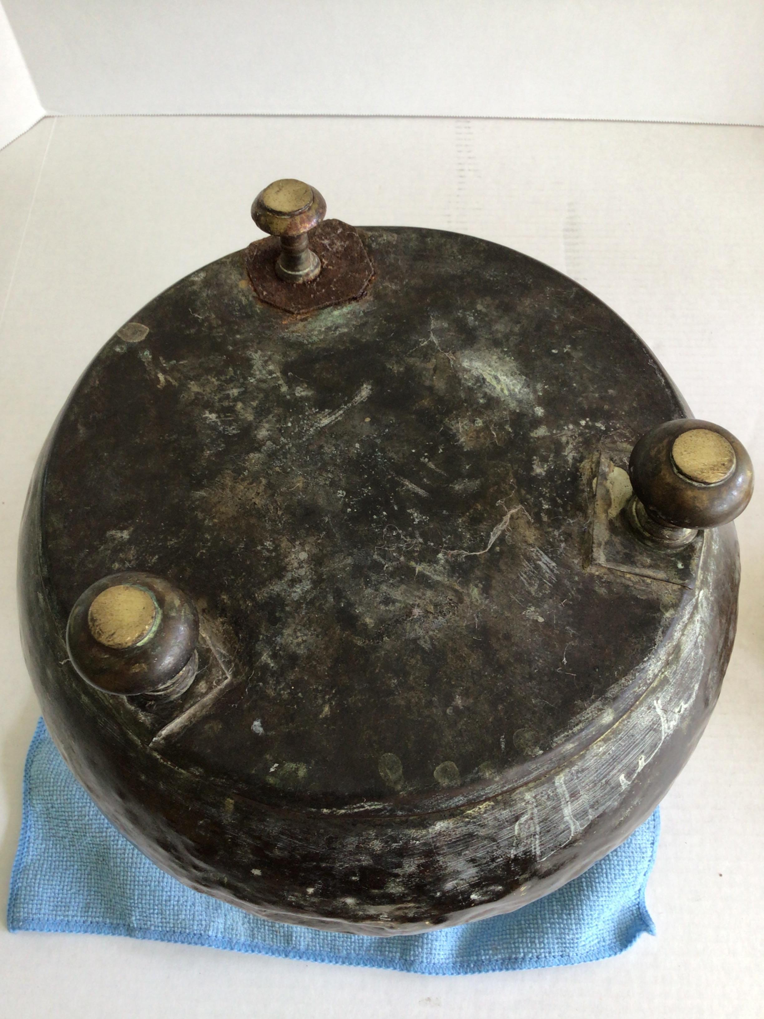 Calderone o bollitore con coperchio in ottone e rame degli anni '40 con manico e piedini in ottone in vendita 5