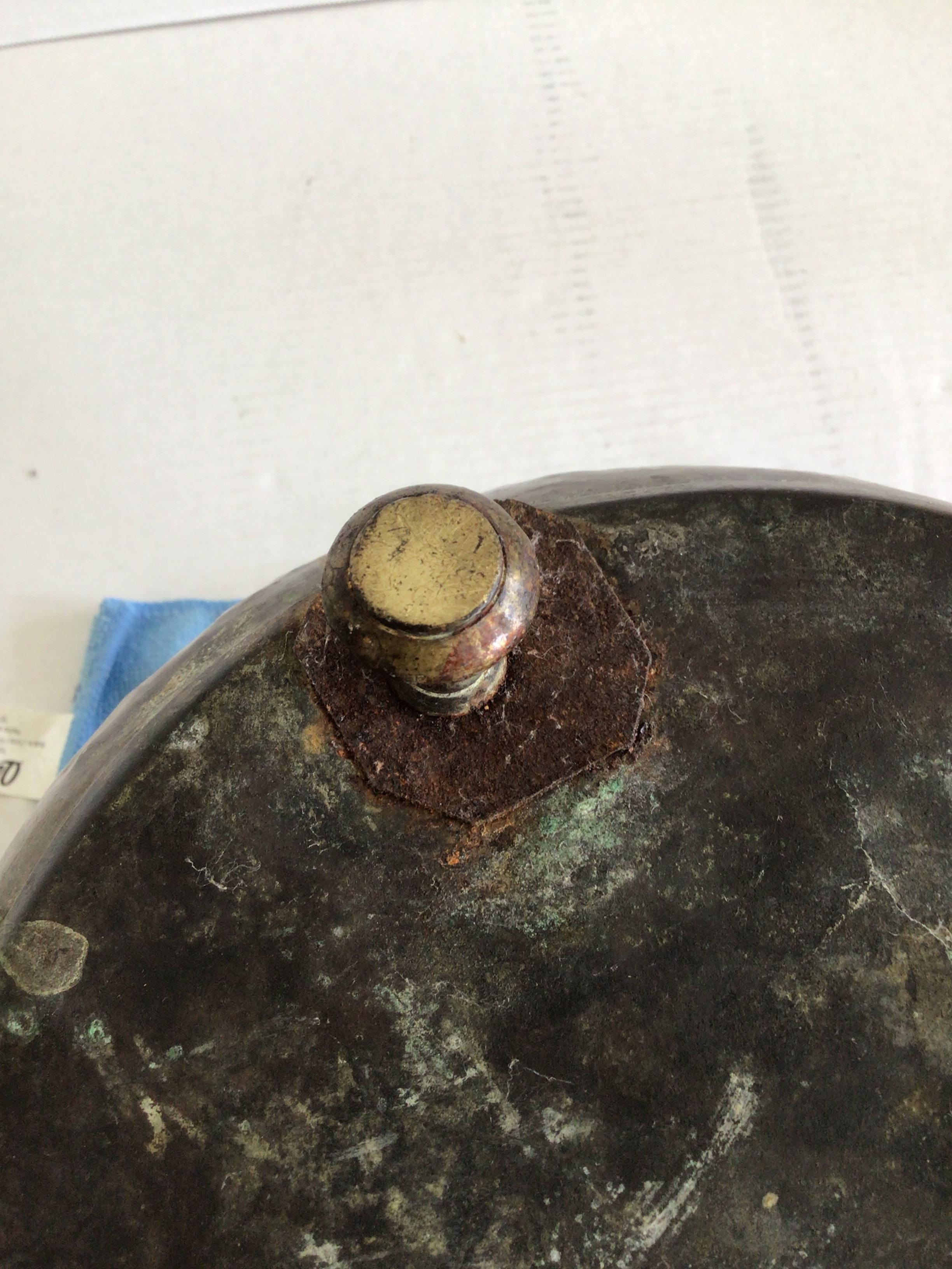 Calderone o bollitore con coperchio in ottone e rame degli anni '40 con manico e piedini in ottone in vendita 6