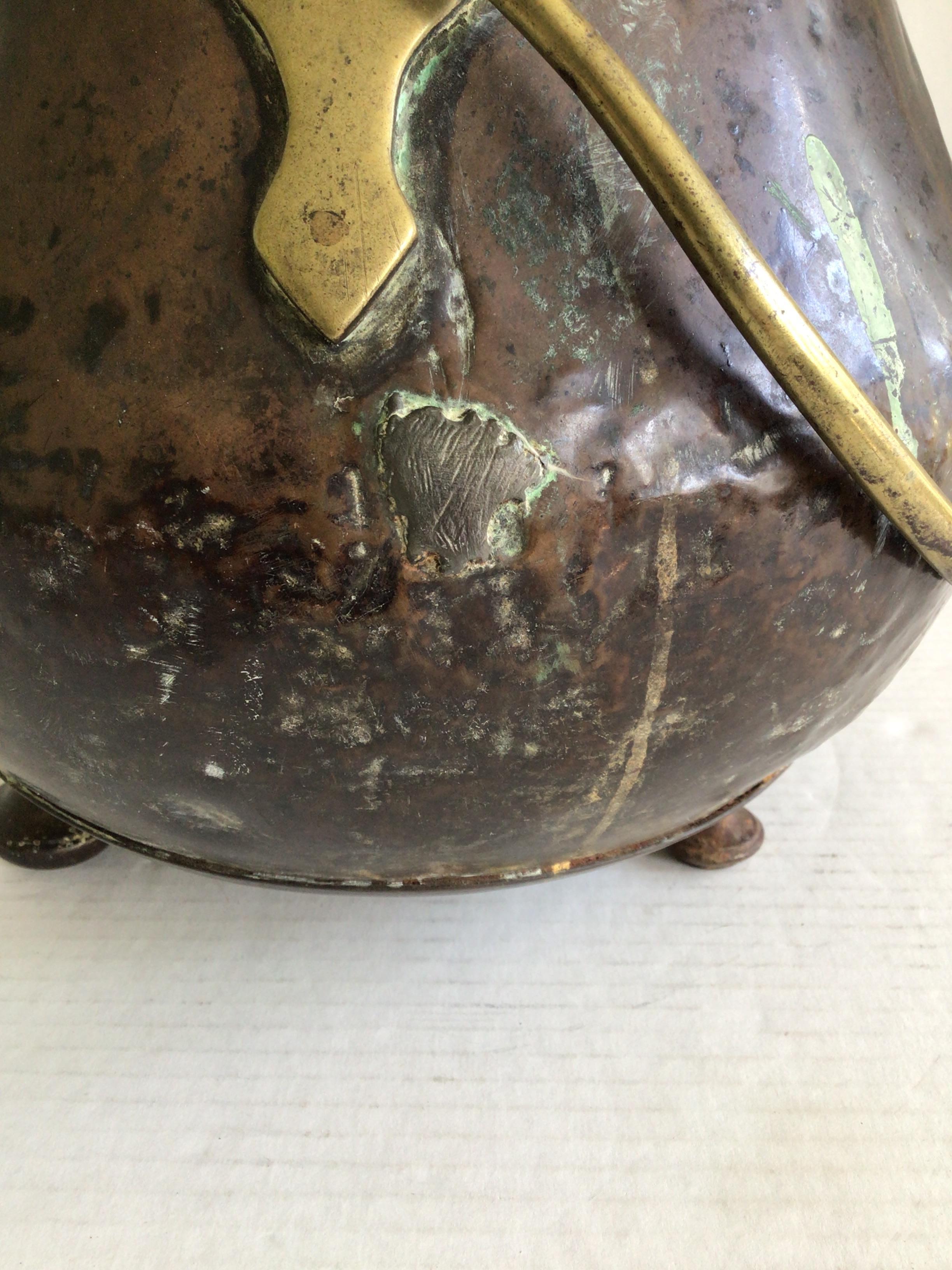 Calderone o bollitore con coperchio in ottone e rame degli anni '40 con manico e piedini in ottone in vendita 7