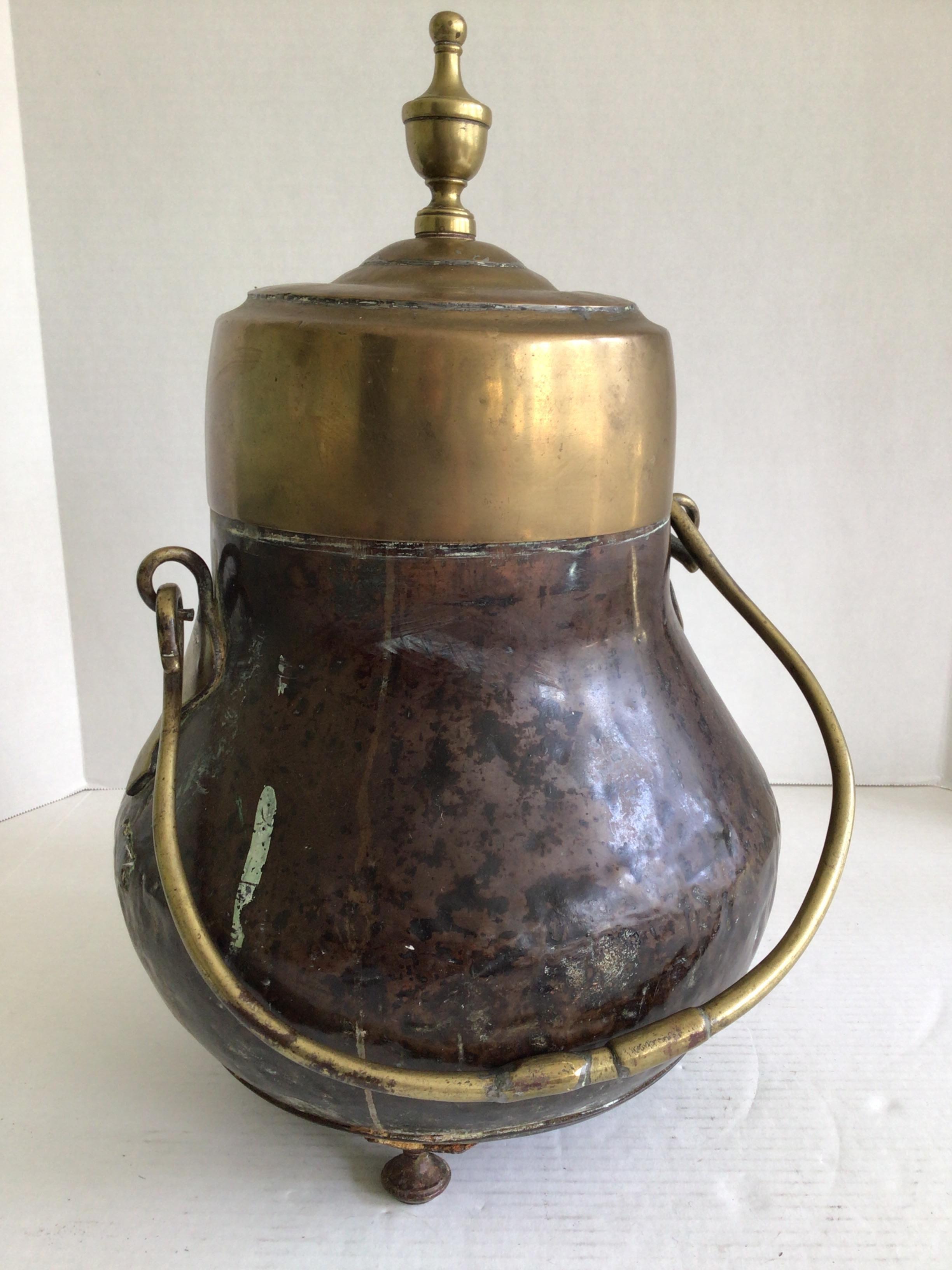 Calderone o bollitore con coperchio in ottone e rame degli anni '40 con manico e piedini in ottone In condizioni buone in vendita a Tarrytown, NY