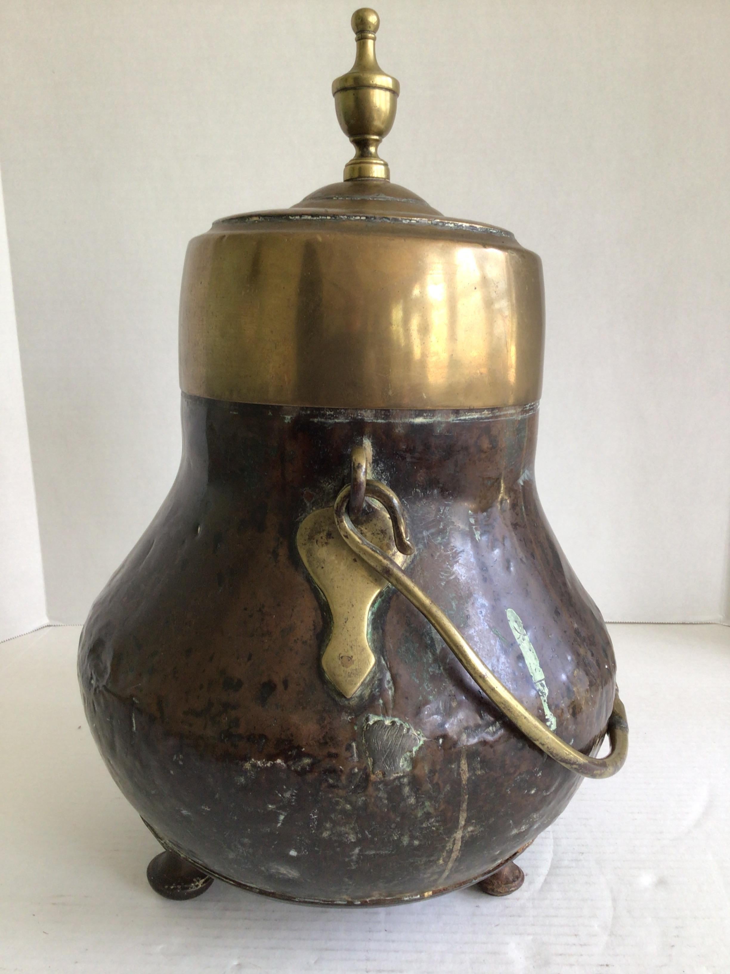 Metà XX secolo Calderone o bollitore con coperchio in ottone e rame degli anni '40 con manico e piedini in ottone in vendita