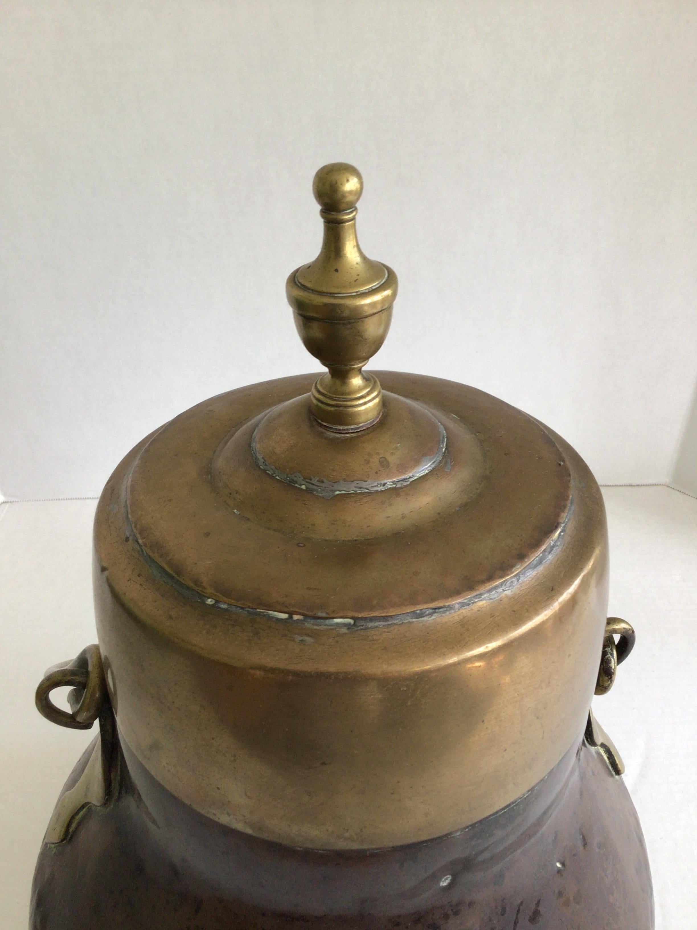 Ottone Calderone o bollitore con coperchio in ottone e rame degli anni '40 con manico e piedini in ottone in vendita