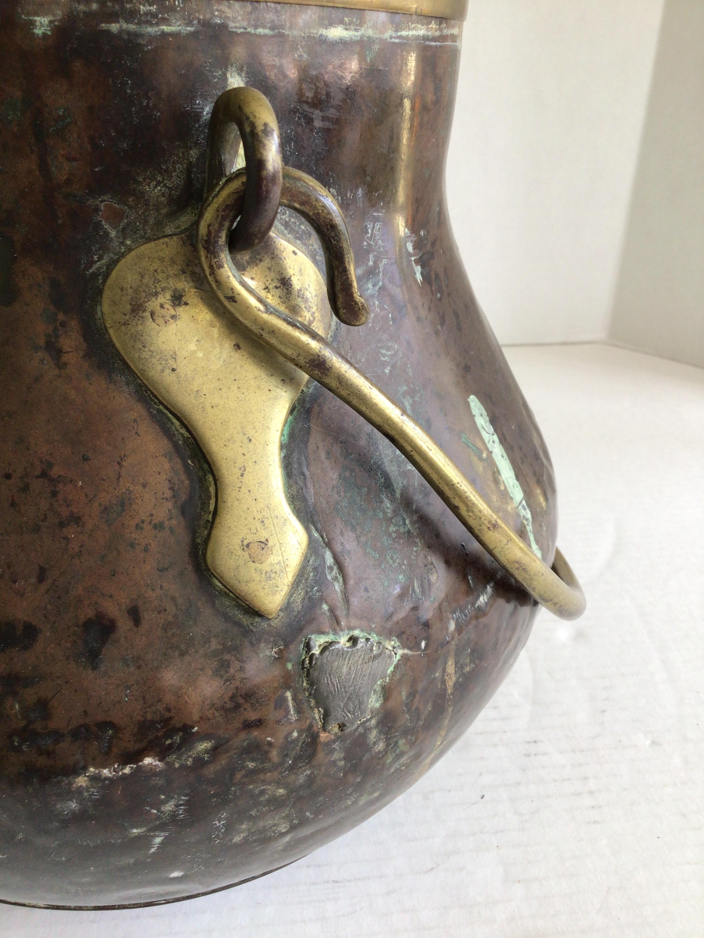 Calderone o bollitore con coperchio in ottone e rame degli anni '40 con manico e piedini in ottone in vendita 1