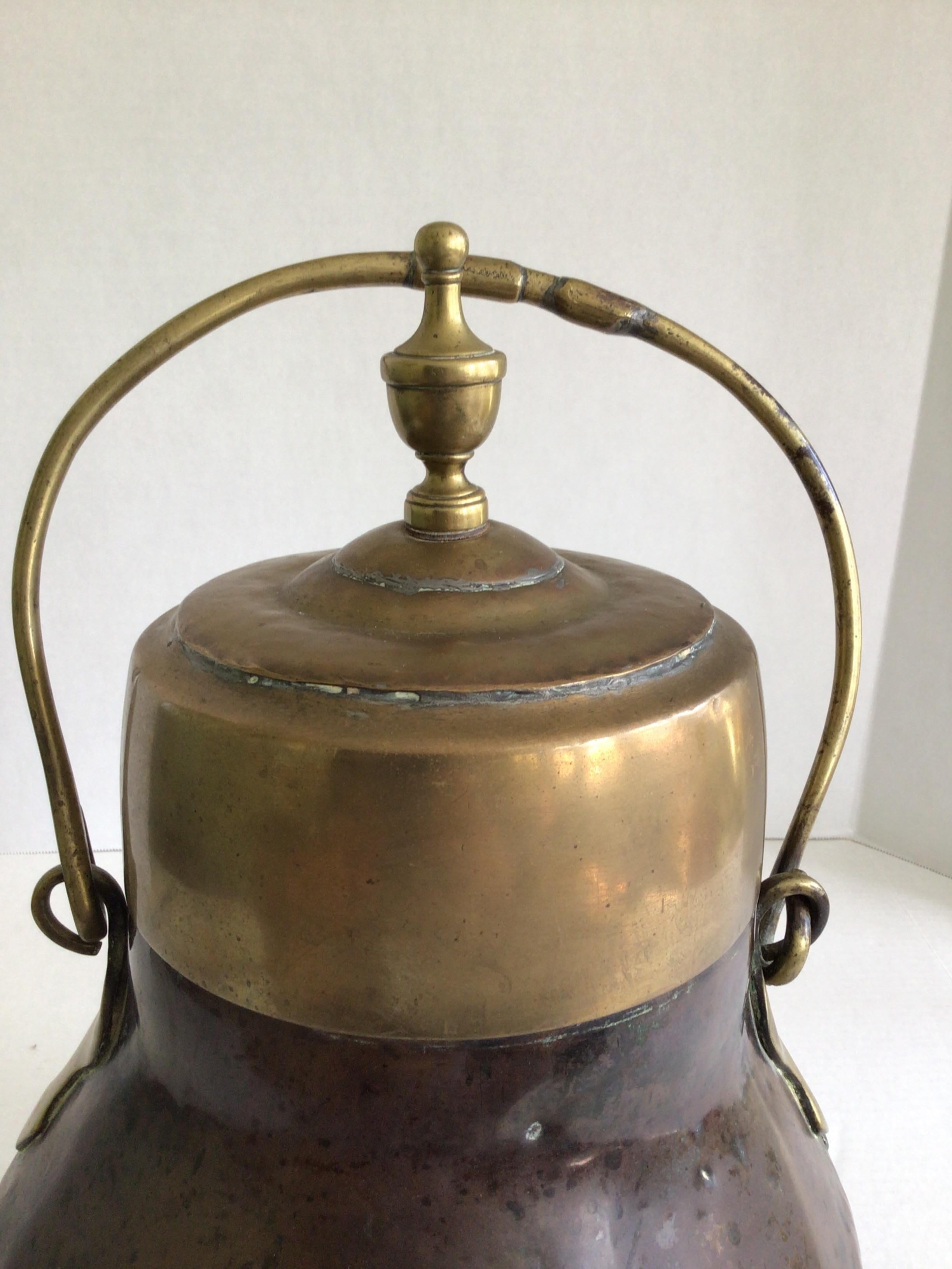 Calderone o bollitore con coperchio in ottone e rame degli anni '40 con manico e piedini in ottone in vendita 2