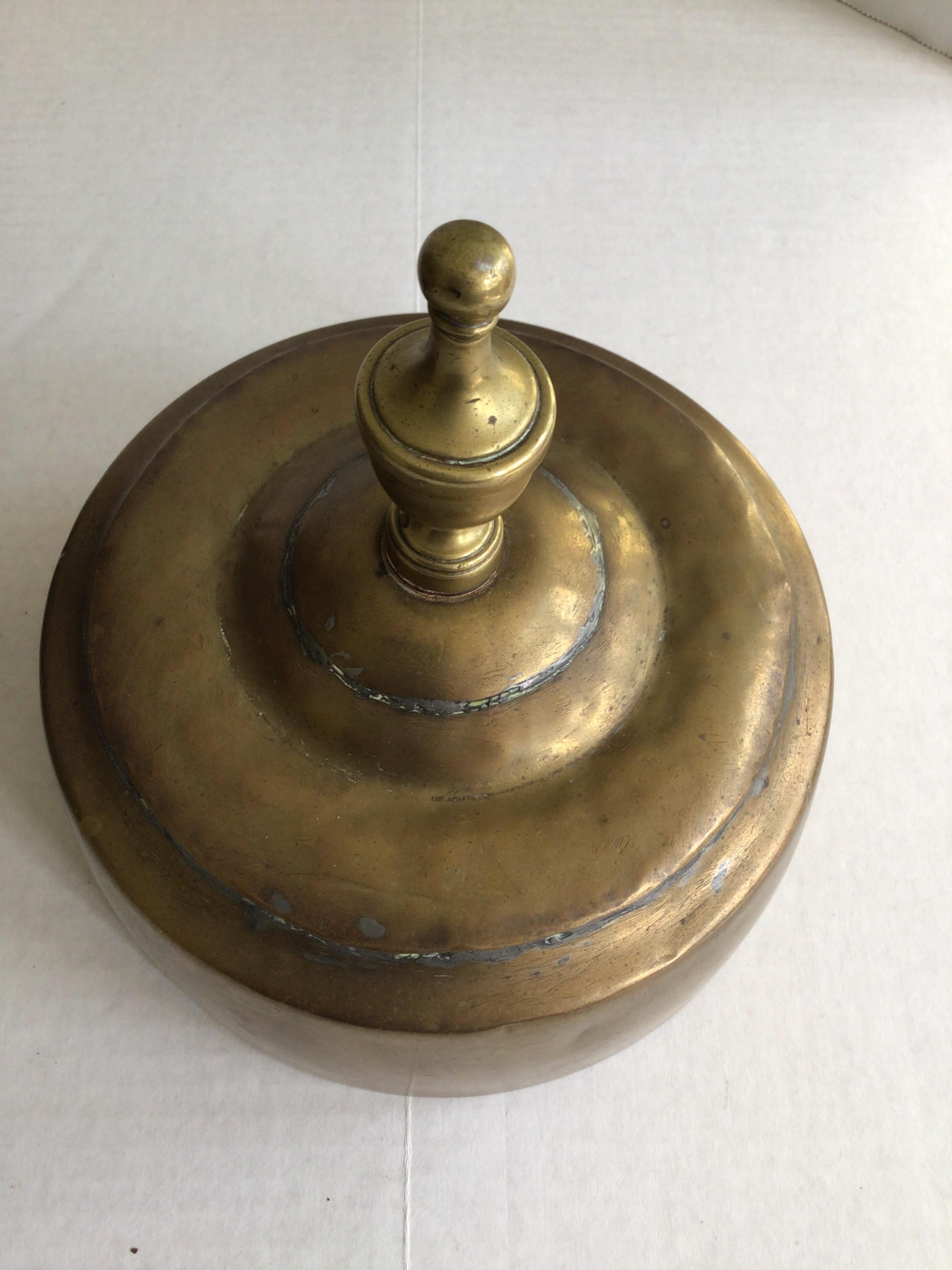 Calderone o bollitore con coperchio in ottone e rame degli anni '40 con manico e piedini in ottone in vendita 4
