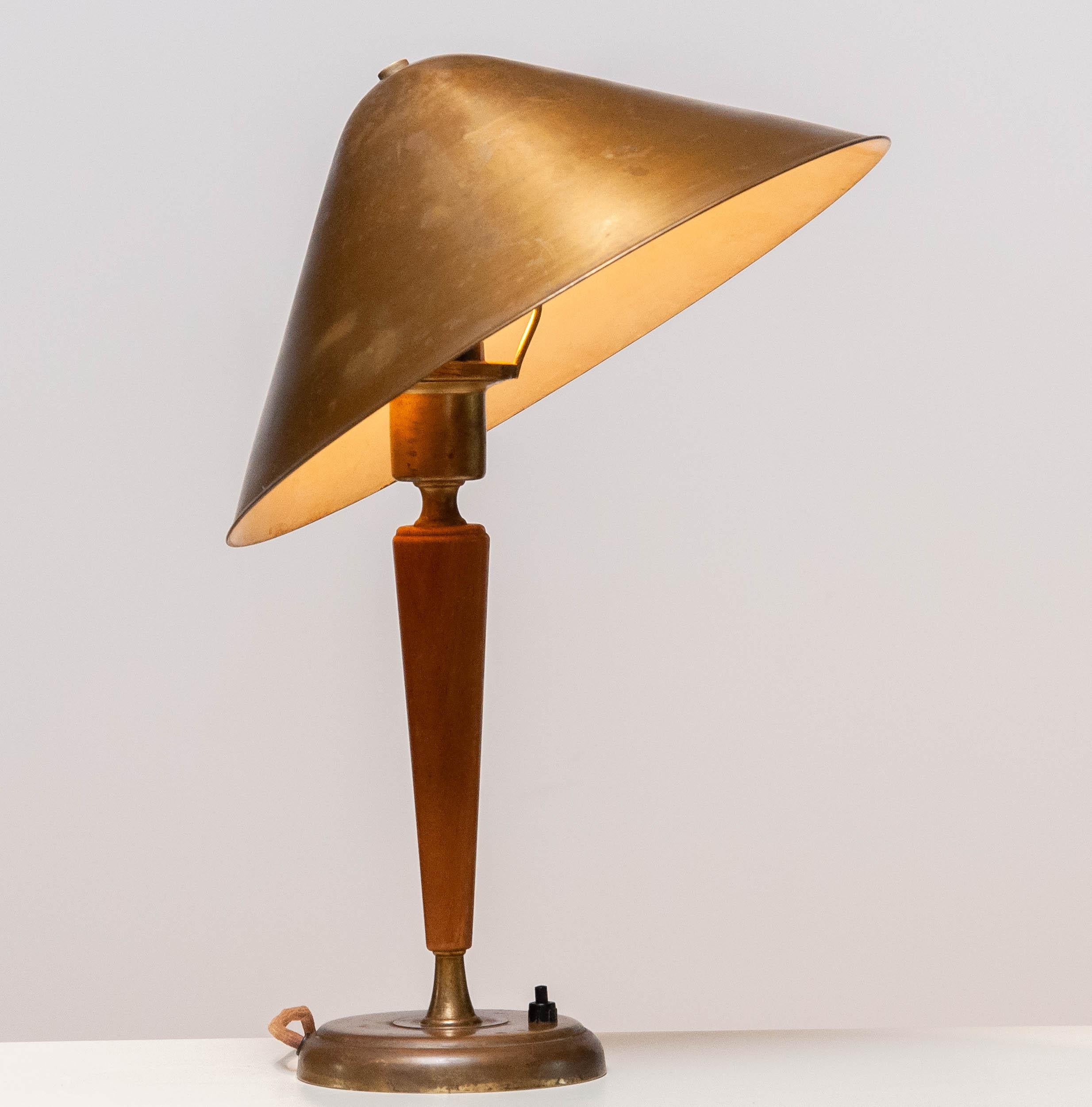 Swedish 1940's Brass and Elm Table Lamp by Harald Elof Notini for Böhlmarks For Sale