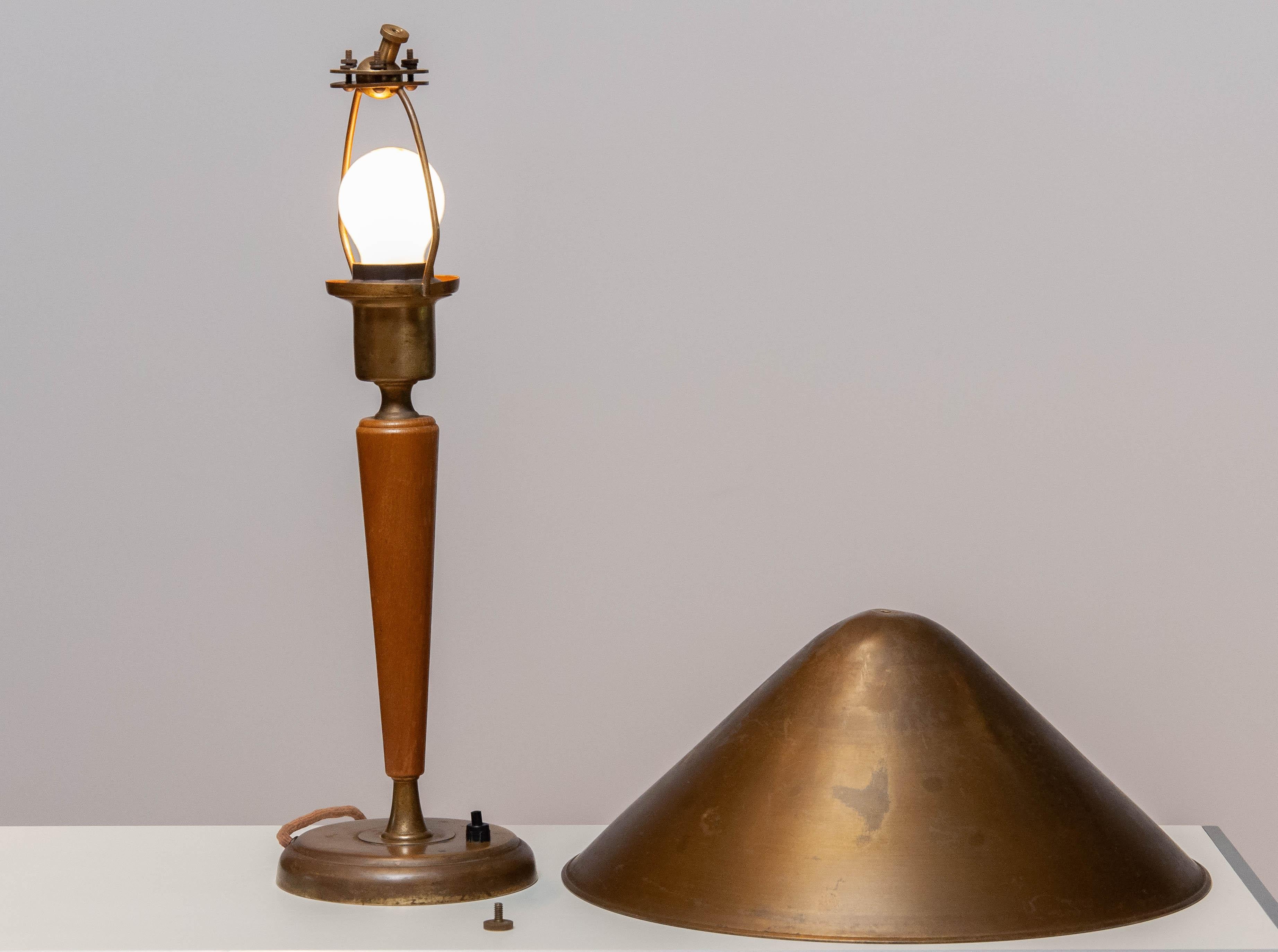 Scandinavian Modern 1940's Brass and Elm Table Lamp Designed by Harald Elof Notini for Böhlmarks For Sale