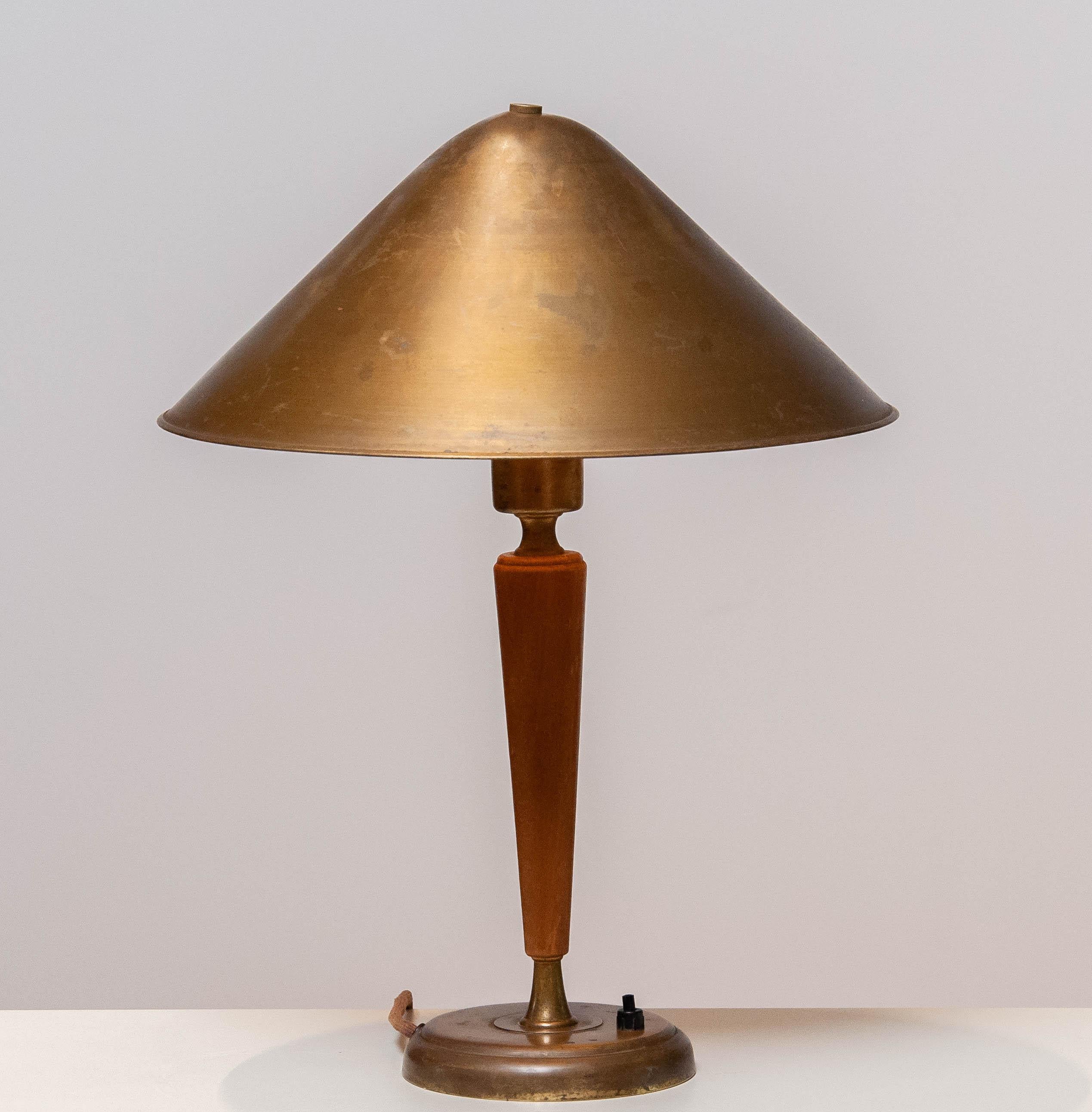 Suédois Lampe de table en laiton et orme des années 1940 Design/One par Harald Notini pour Böhlmarks en vente