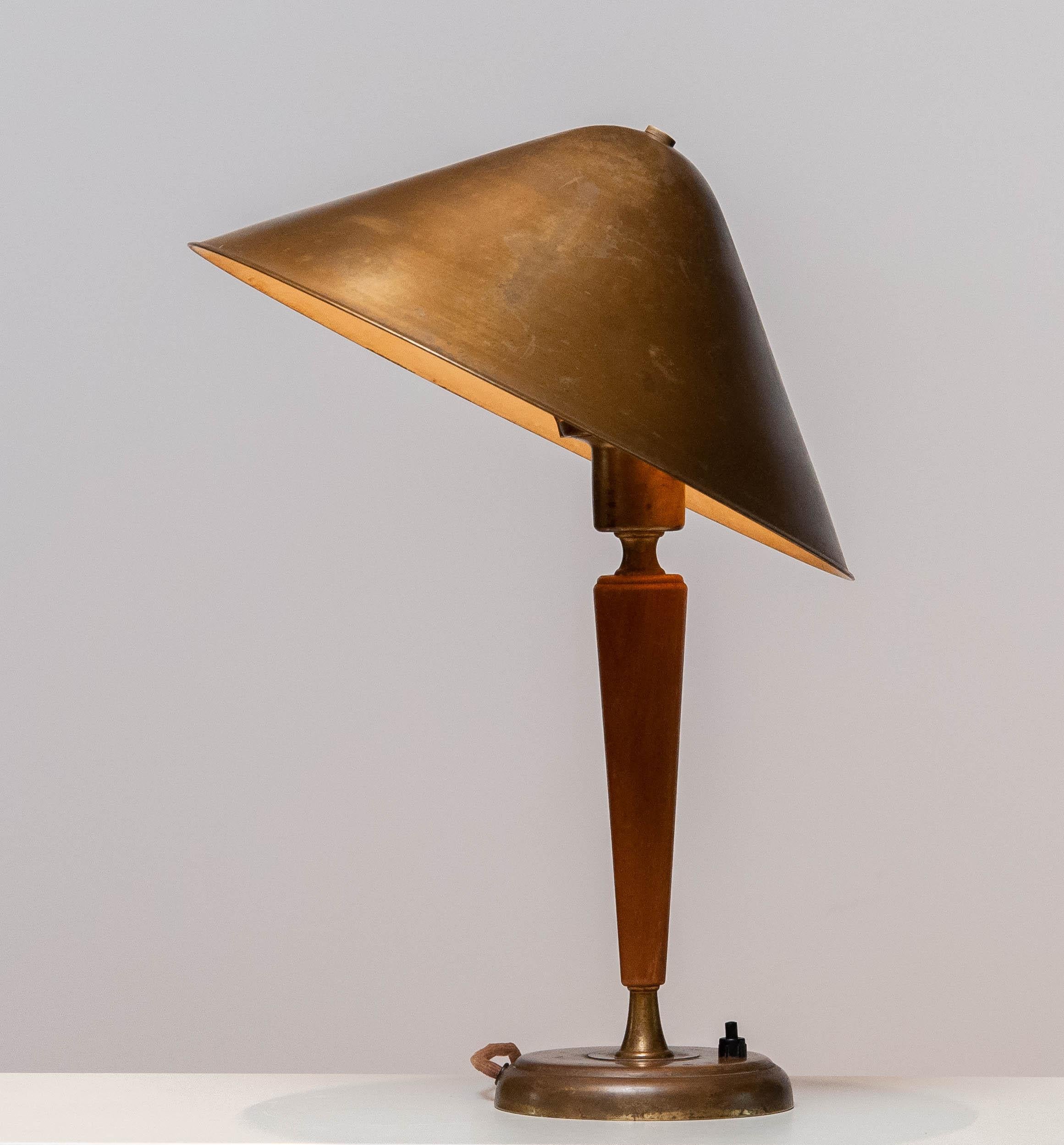 Swedish 1940's Brass and Elm Table Lamp Designed by Harald Elof Notini for Böhlmarks For Sale