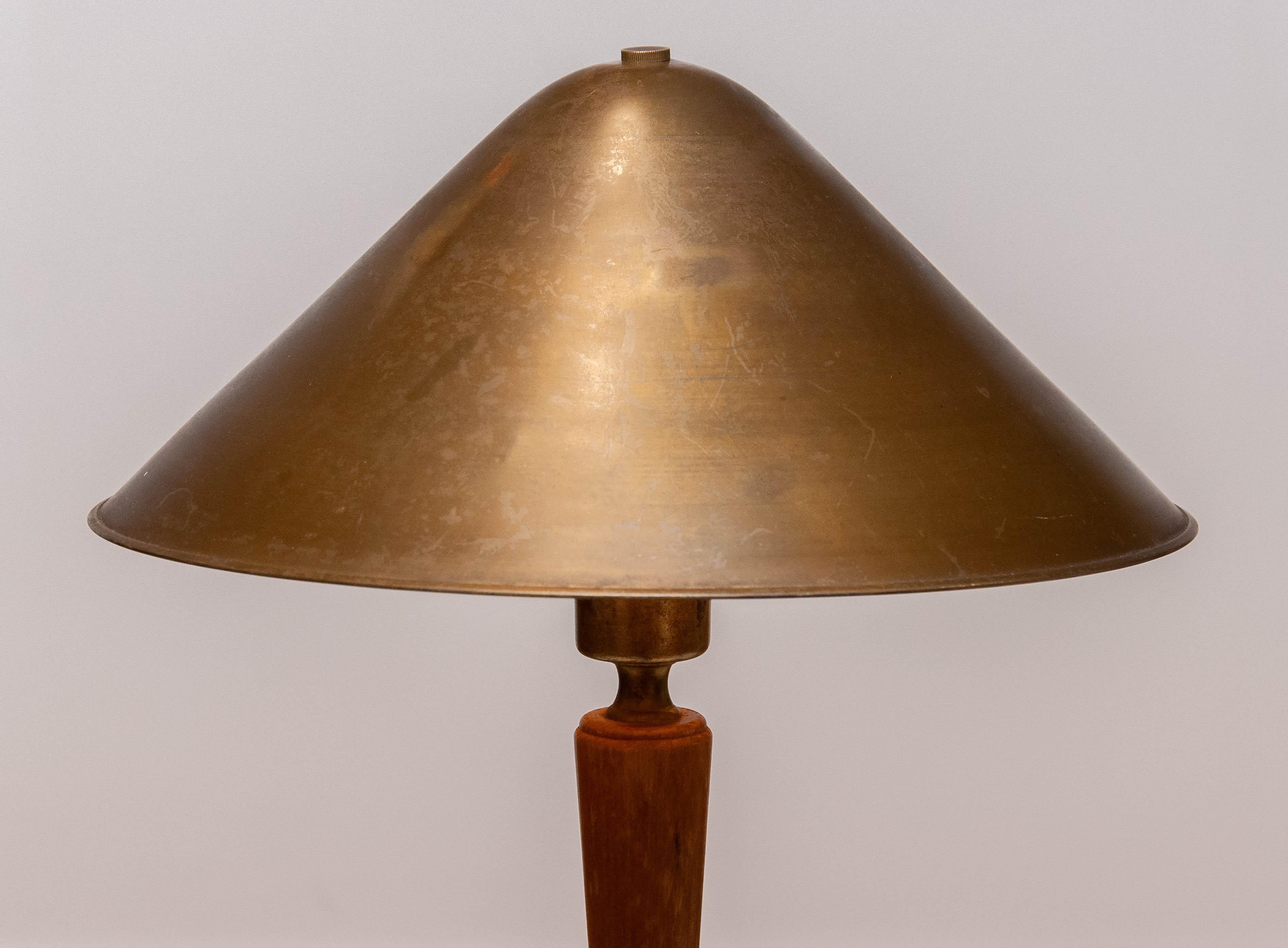1940's Brass and Elm Table Lamp Designed by Harald Elof Notini for Böhlmarks In Good Condition For Sale In Silvolde, Gelderland