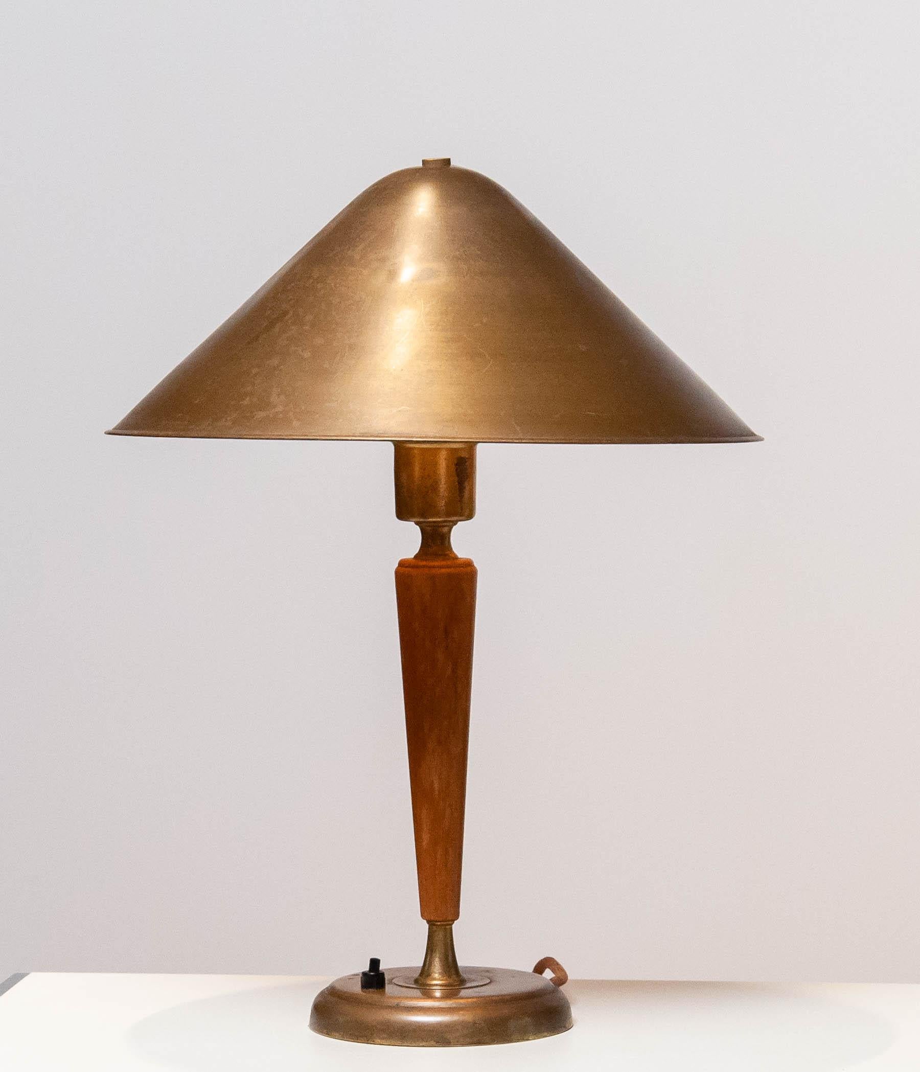 Milieu du XXe siècle Lampe de table en laiton et orme des années 1940 Design/One par Harald Notini pour Böhlmarks en vente