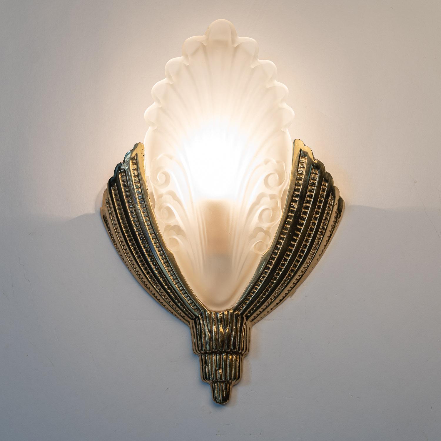 1940s Brass and Frosted Glass Artdeco Wall Lights Attributed to Degué For Sale 5