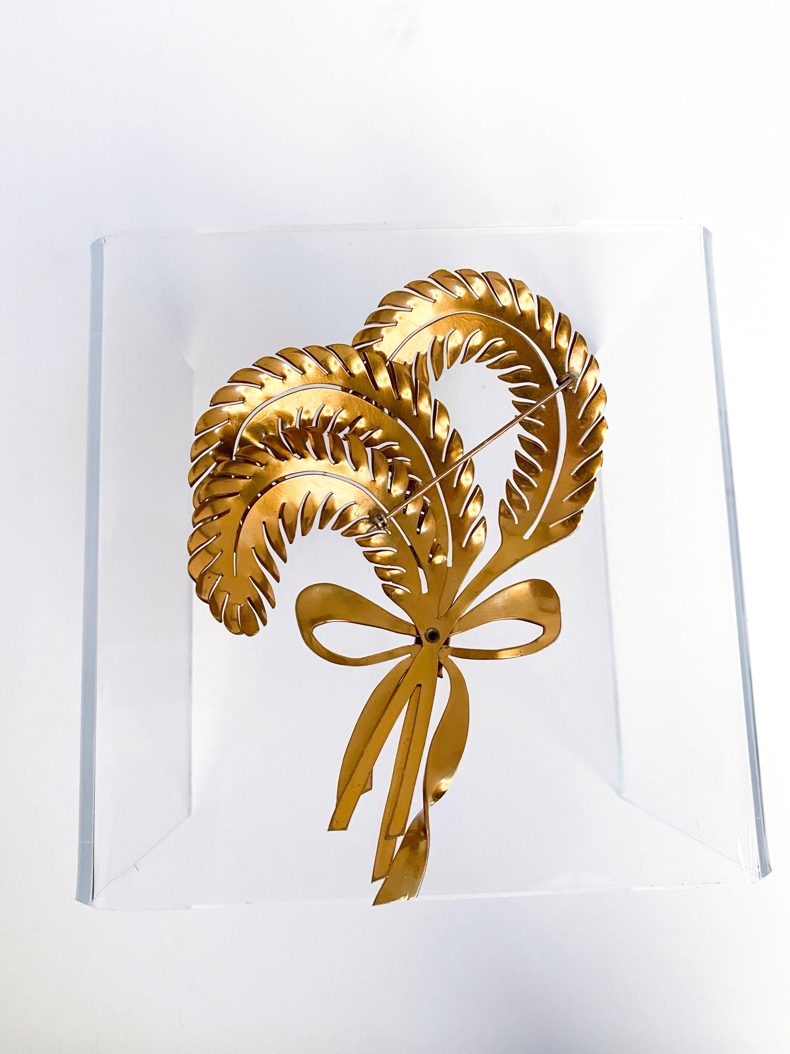 1940s Brass Brooch with Tied Feather Motif In Good Condition In San Francisco, CA