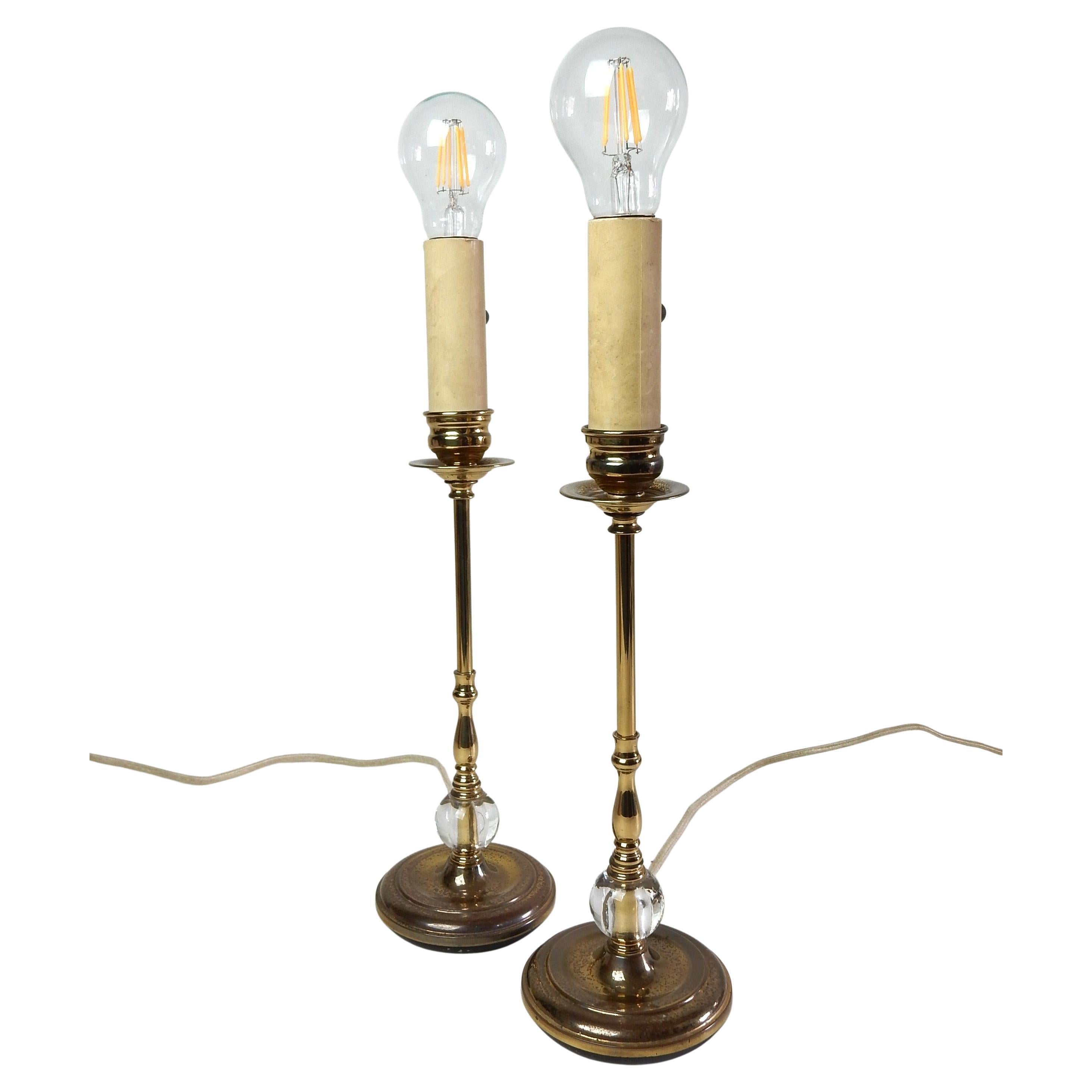 Graziosa coppia di lampade da tavolo con paralume in carta dipinta a mano e sfera in vetro sullo stelo.
Entrambi presentano una bella patina invecchiata sulle parti in ottone. 
Fondo in feltro. 
Entrambi funzionano bene con il cablaggio originale in