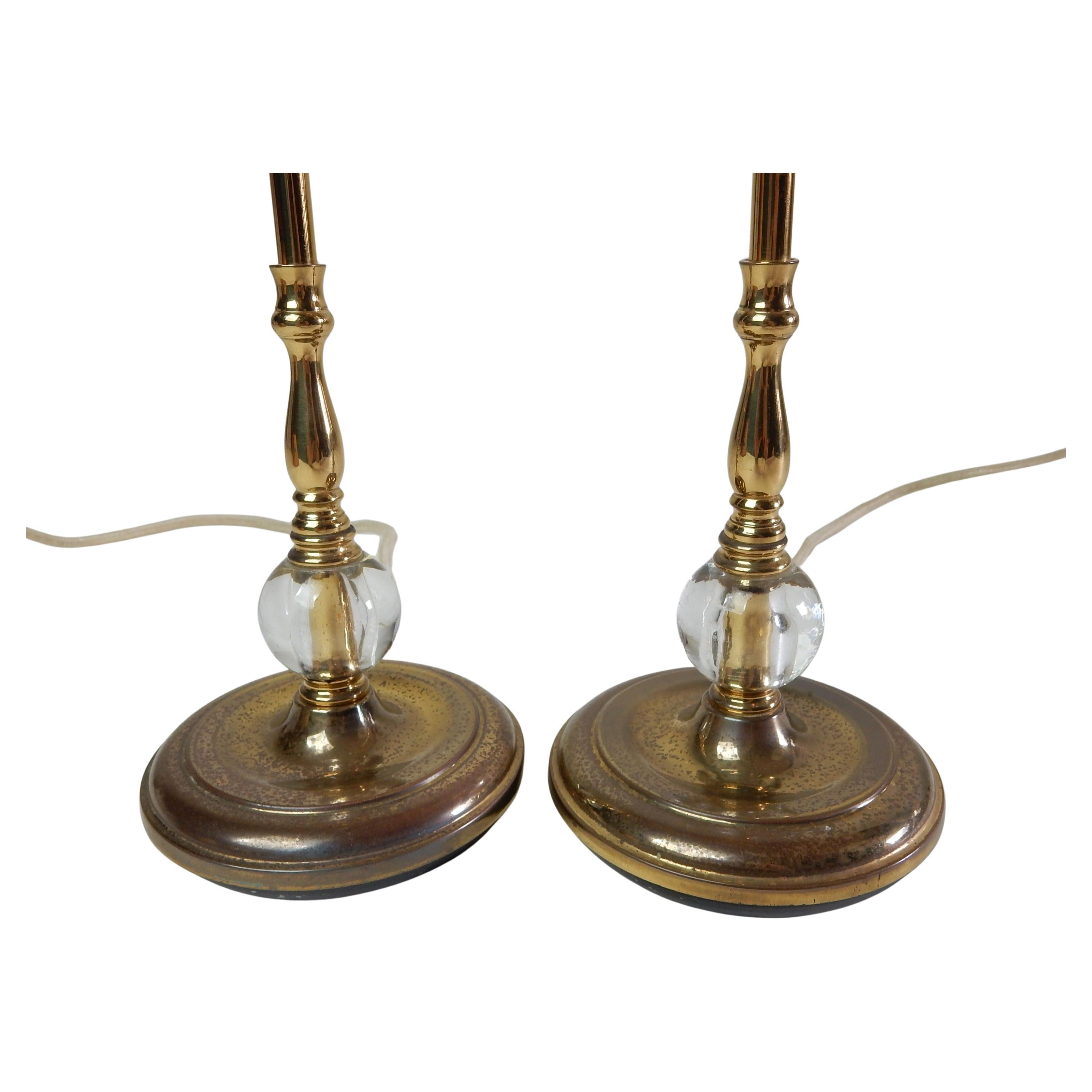 Art Déco Lampade da tavolo boudoir a candelabro in ottone degli anni '40, con paralumi dipinti a mano in vendita
