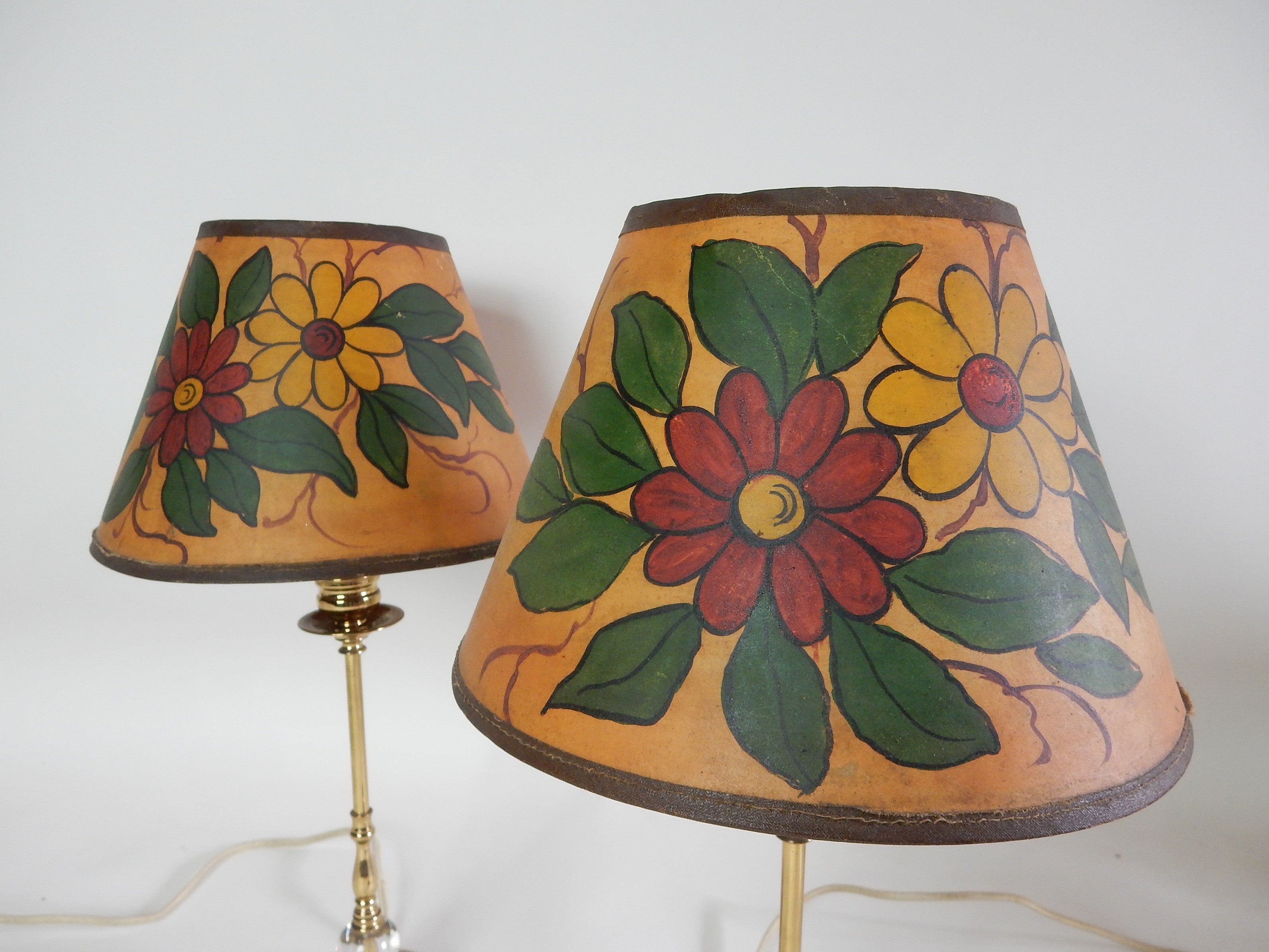Inglese Lampade da tavolo boudoir a candelabro in ottone degli anni '40, con paralumi dipinti a mano in vendita