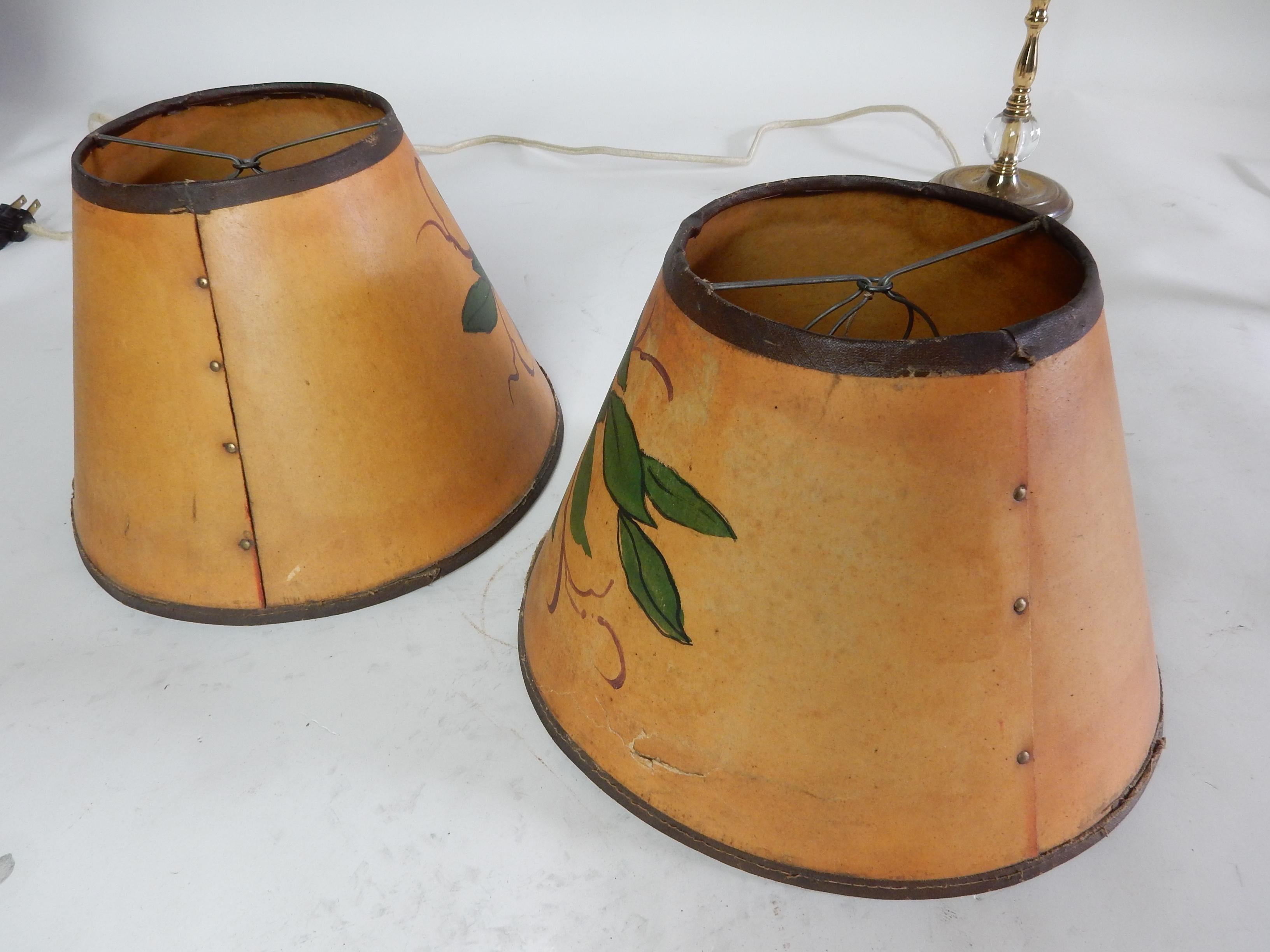 Metà XX secolo Lampade da tavolo boudoir a candelabro in ottone degli anni '40, con paralumi dipinti a mano in vendita