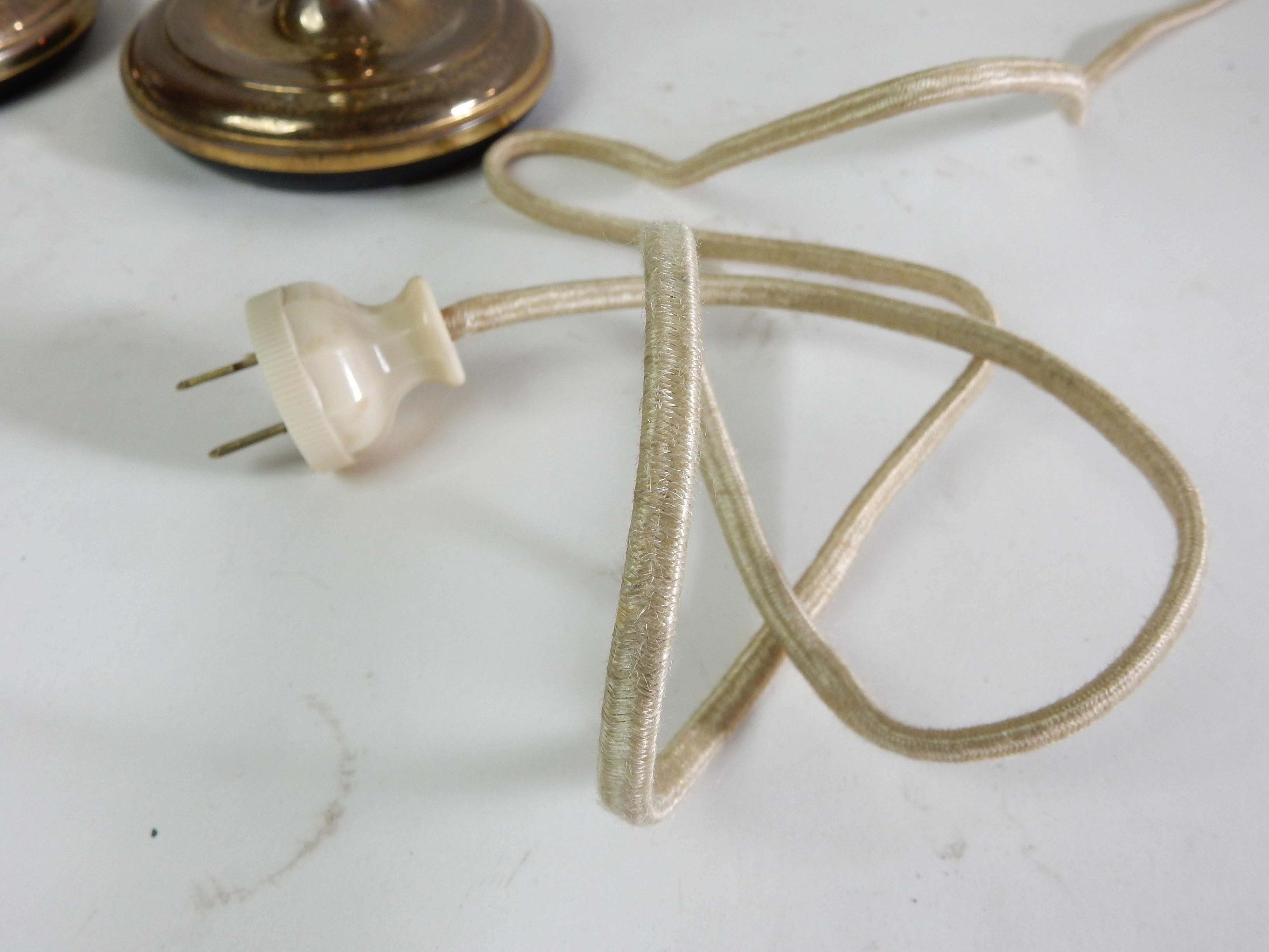 Ottone Lampade da tavolo boudoir a candelabro in ottone degli anni '40, con paralumi dipinti a mano in vendita