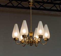 Lustre en laiton avec abat-jour en verre d'art dépoli, Suède, années 1940