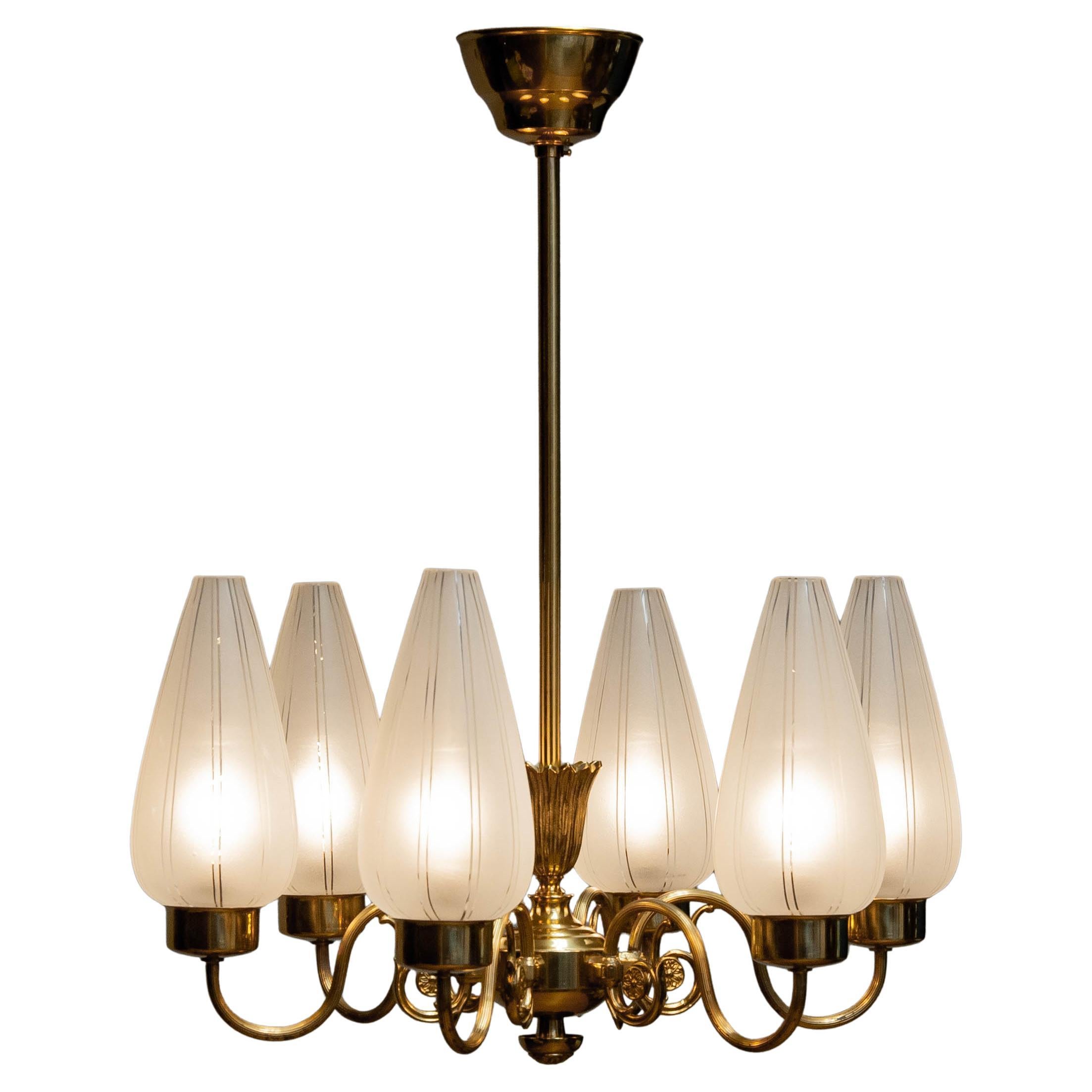 Lustre en laiton avec abat-jour en verre d'art dépoli, Suède, années 1940 en vente