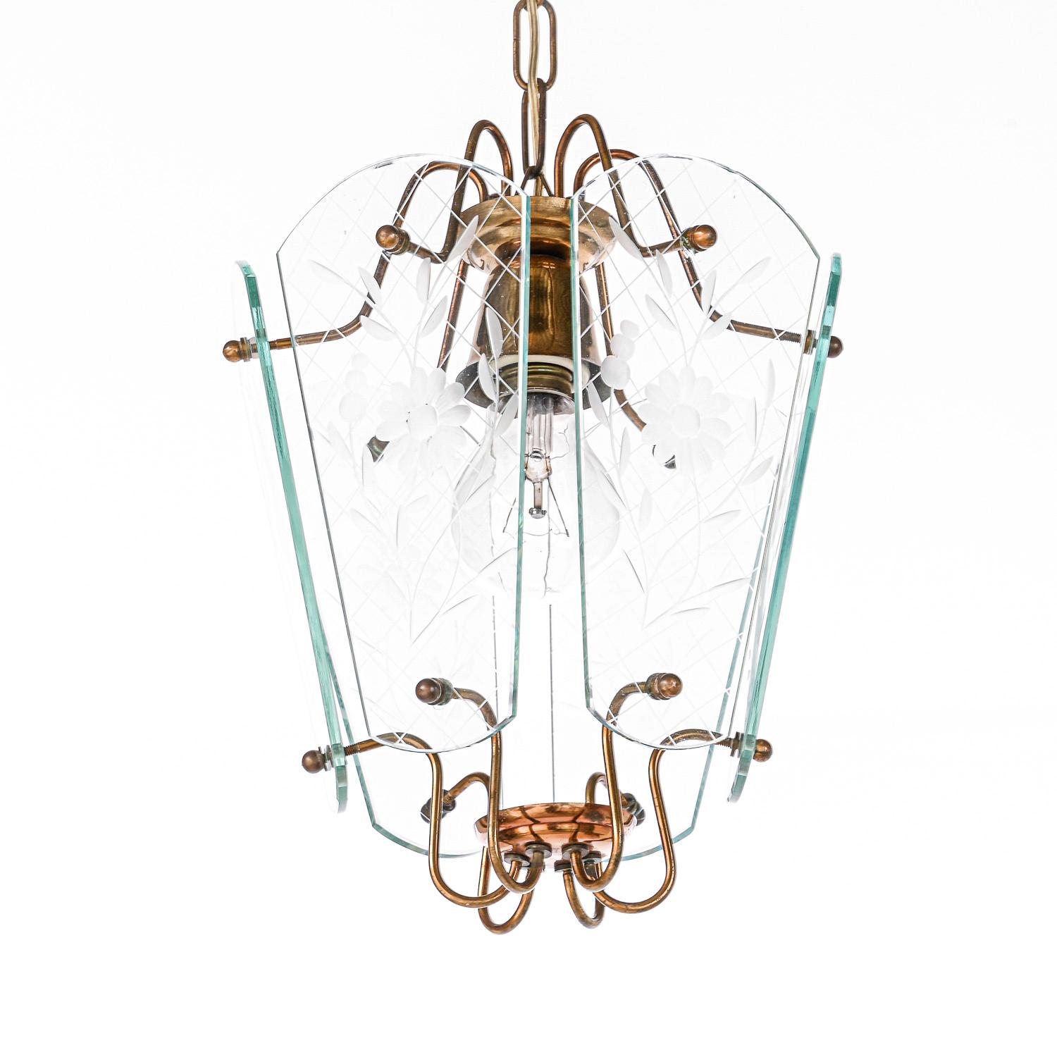 Beautiful Classic lantern with 6 glass panels engraved with a flower and stem. The delicate feel comes from the nicely decorated brass frame. It has a small chip in the glas panel by the screw, hardly to be seen.