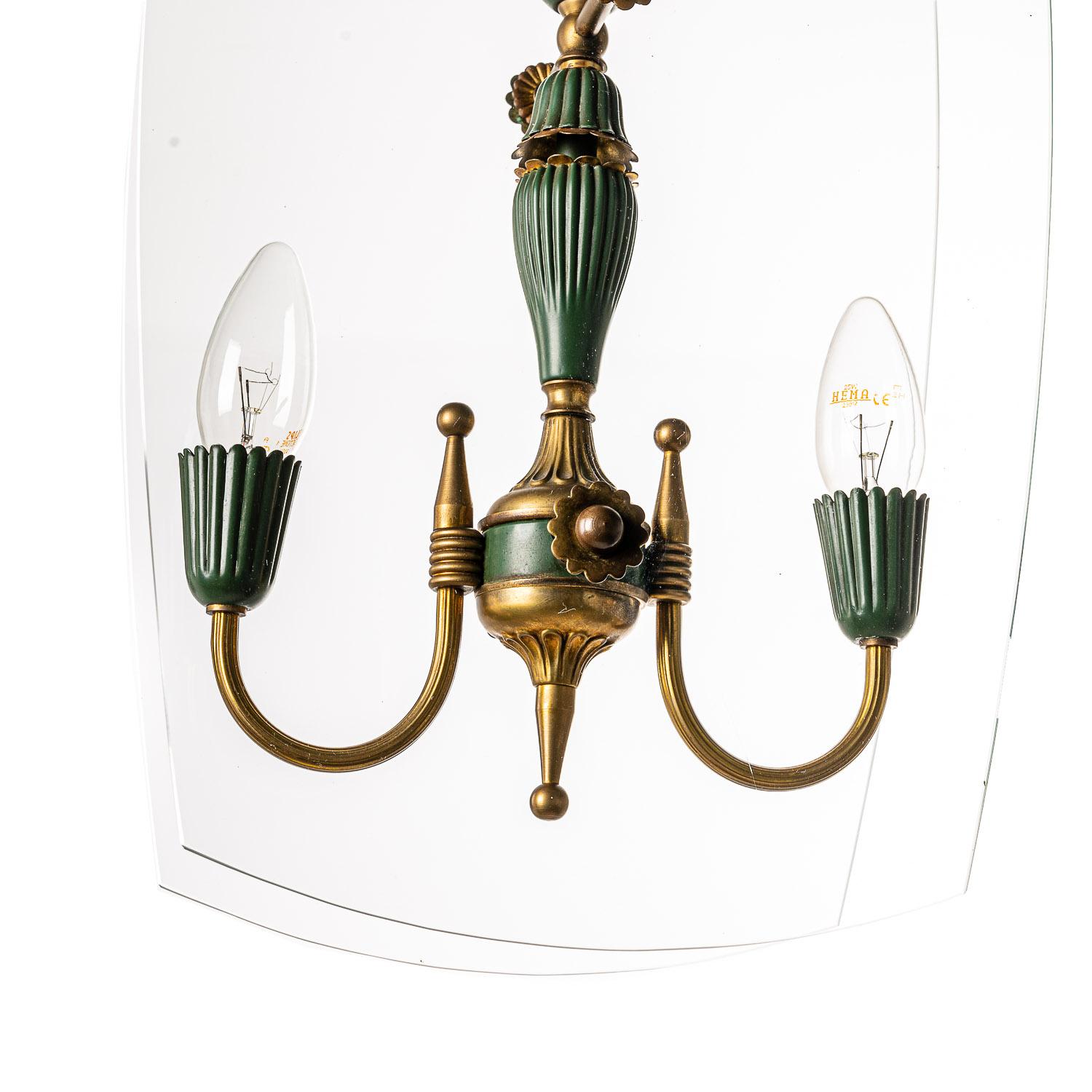 La lanterna è composta da due pannelli di vetro trasparente, una cornice in ottone dorato e verde e due lampadine E14. Delicato ma anche robusto.