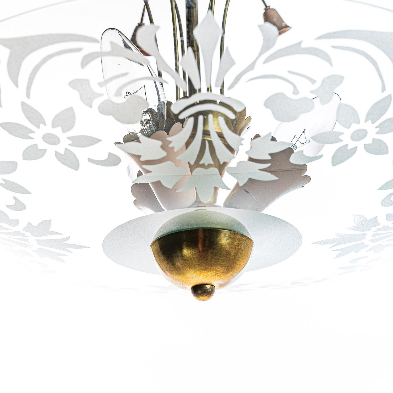 Pièce élégante composée d'un cadre en laiton et d'un réflecteur en verre avec gravure florale. Au centre, 3 prises électriques E14. Une caractéristique unique avec une légère nuance de clochettes rouges suspendues au-dessus du plat.