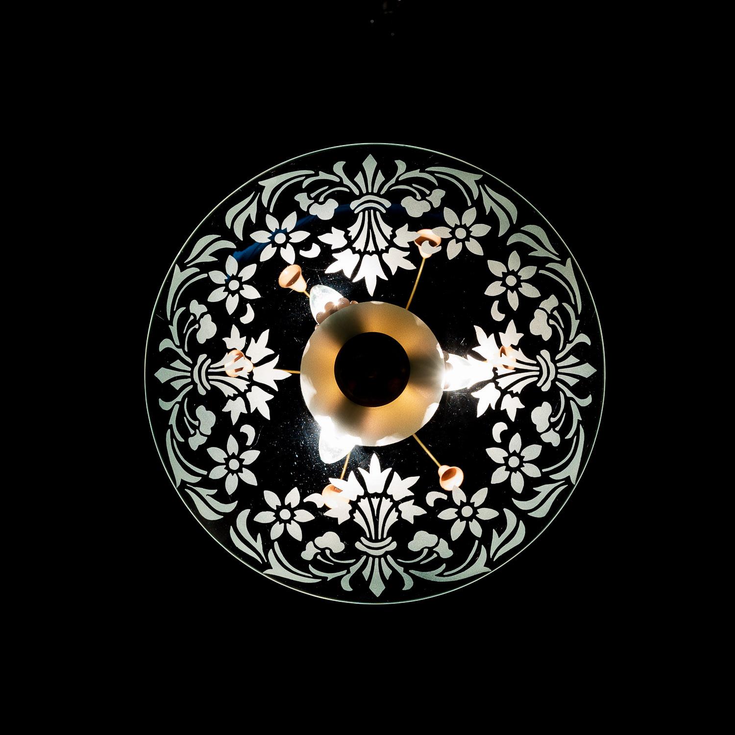 Laiton Pendentif en laiton et verre des années 1940 dans le style de Pietro Chiesa en vente