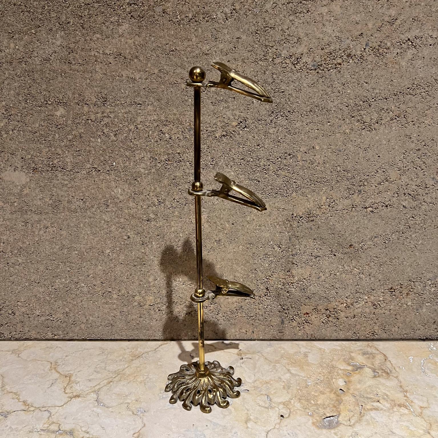 1940s Brass Hands Calling Card Letter Note Picture Holder Stand
Hands have spring clips.
14.25 h x 4 diameter
Preowned vintage condition.
Refer to images.