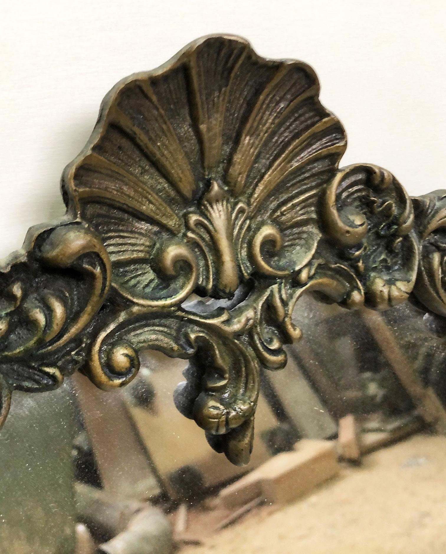 Brass mirror, 1940s, original, Italian oval, elegant.
Brass exhibits its natural oxidation.
