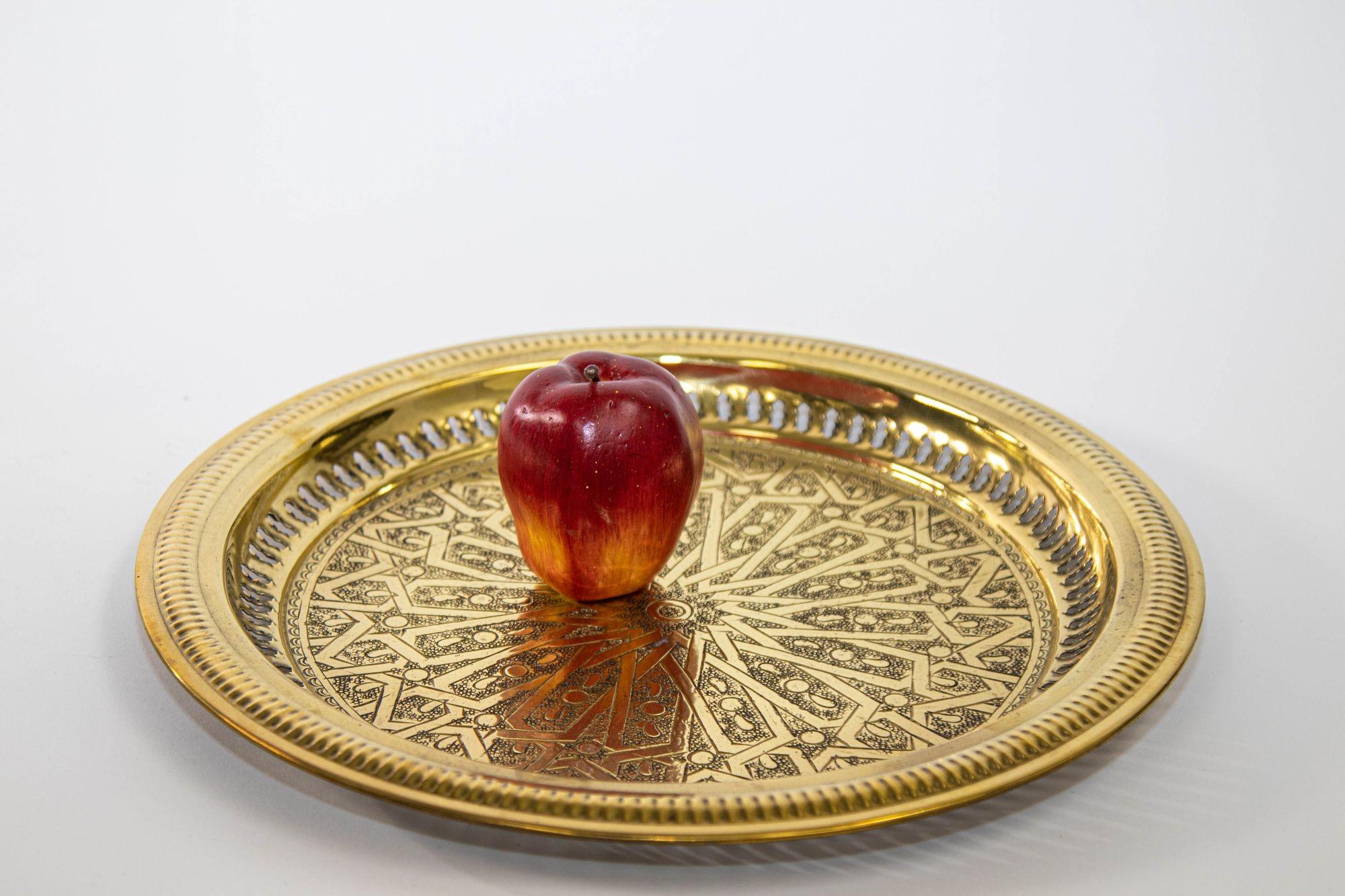 1940s Brass Moroccan Tray Hand Hammered Moorish Islamic Metalwork 13.5 in. D. For Sale 7