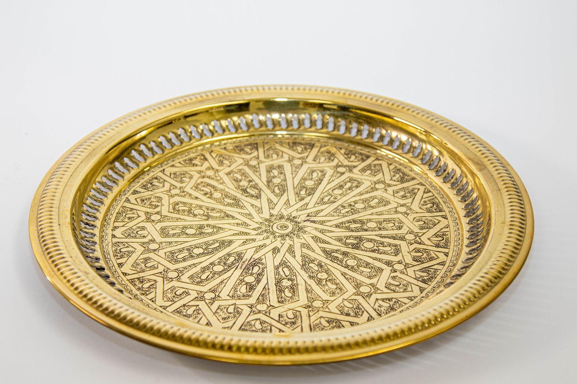 1940s Brass Moroccan Tray Hand Hammered Moorish Islamic Metalwork 13.5 in. D. For Sale 1