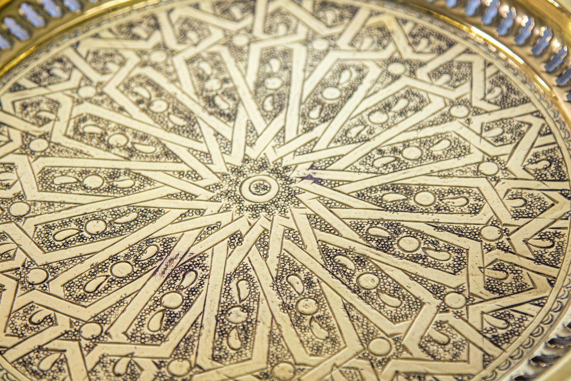 1940s Brass Moroccan Tray Hand Hammered Moorish Islamic Metalwork 13.5 in. D. For Sale 3