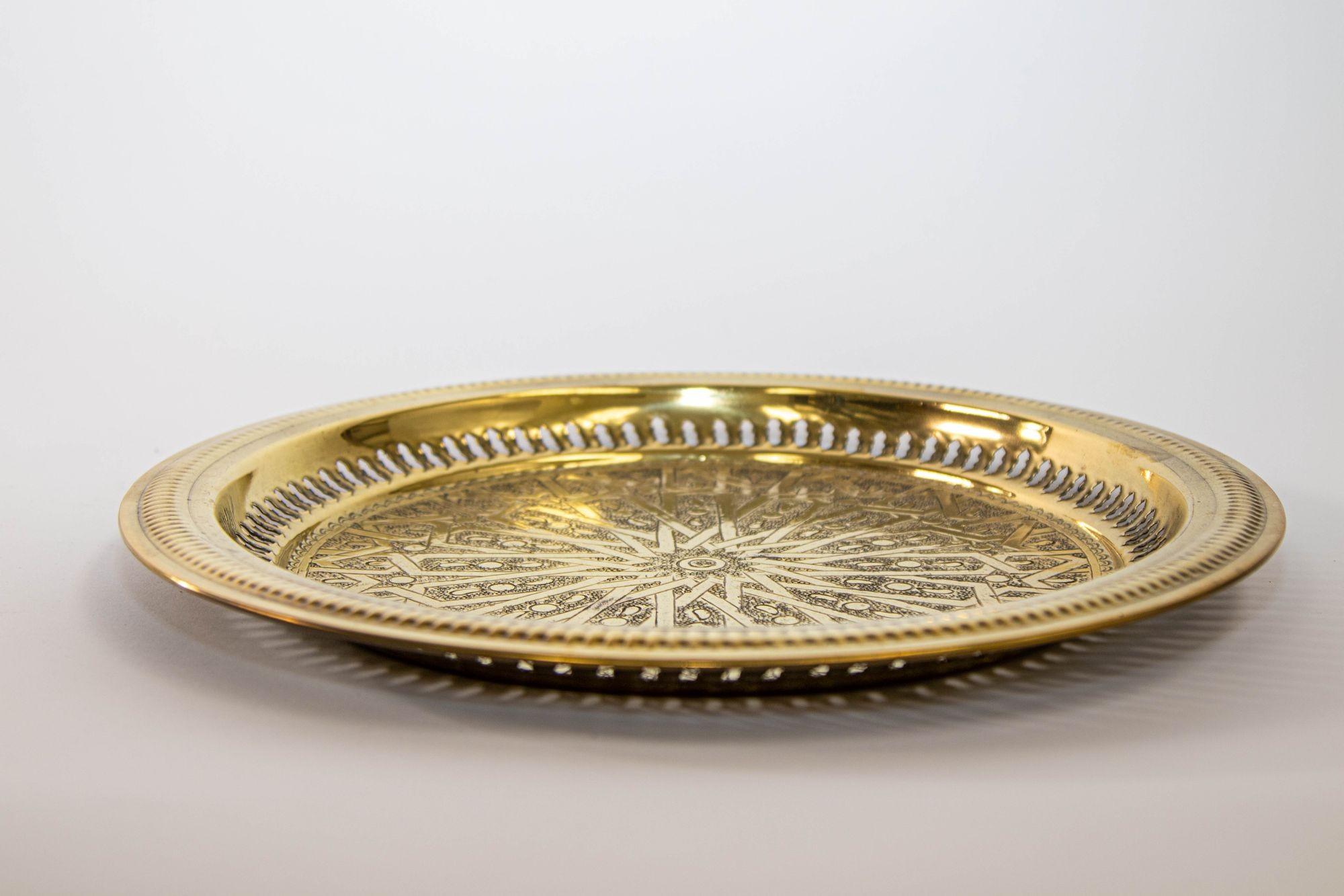 1940s Brass Moroccan Tray Hand Hammered Moorish Islamic Metalwork 13.5 in. D. For Sale 4